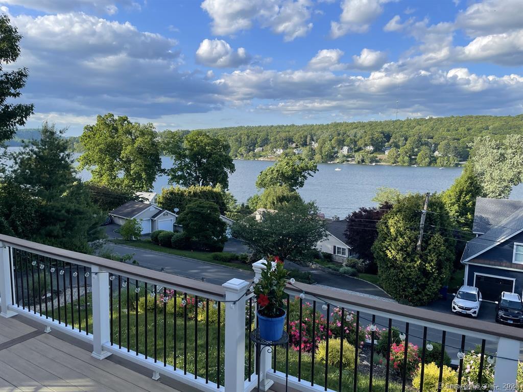 N Lake Shore Drive, Brookfield, Connecticut - 3 Bedrooms  
3 Bathrooms  
6 Rooms - 