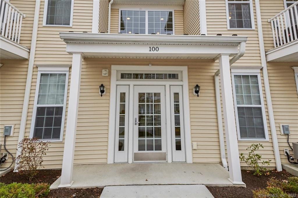 128 Center Meadow Lane 128, Danbury, Connecticut - 2 Bedrooms  
2 Bathrooms  
4 Rooms - 