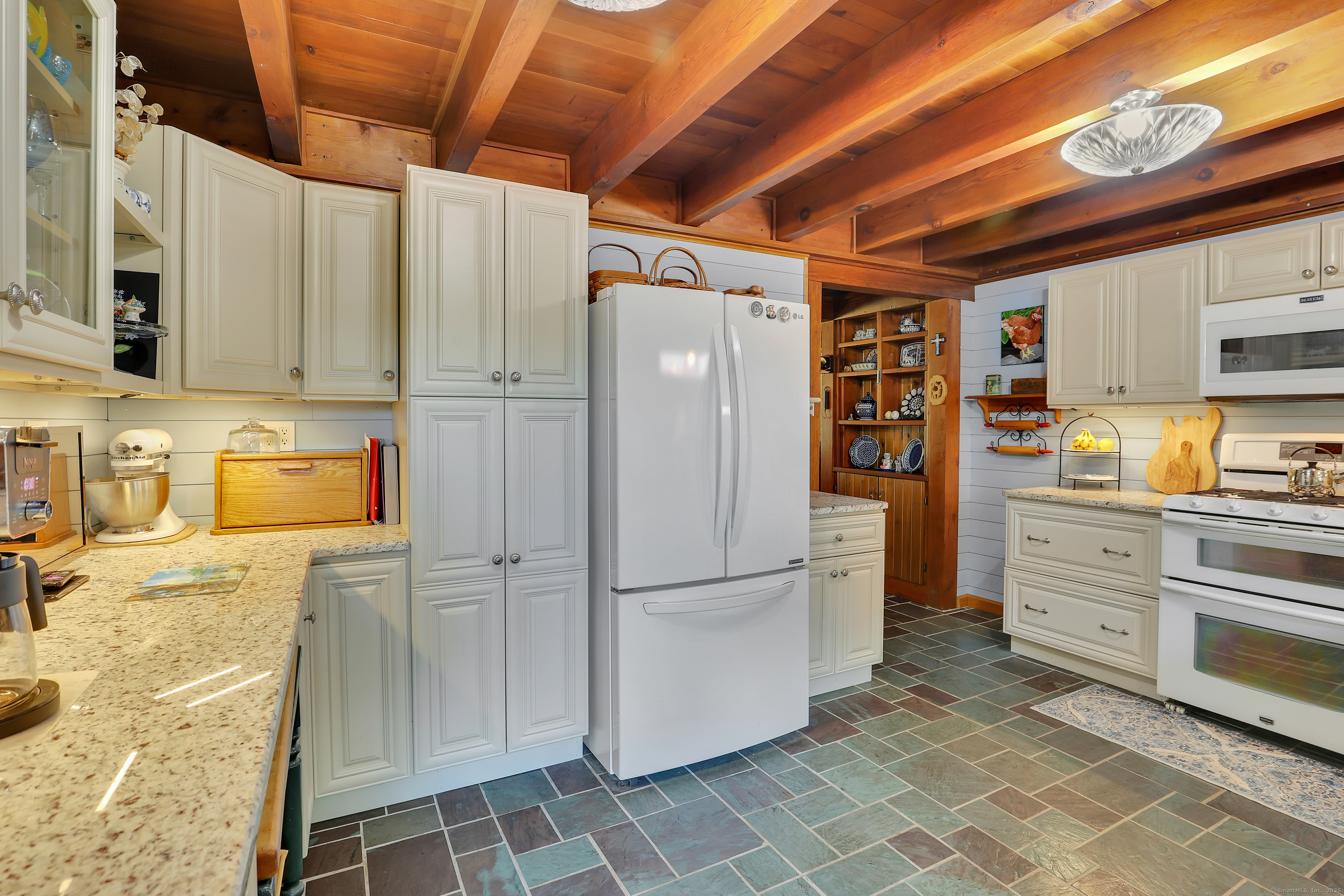 Shelton, Connecticut 06484, United States, 3 Bedrooms Bedrooms, ,3 BathroomsBathrooms,Residential,Active,233720