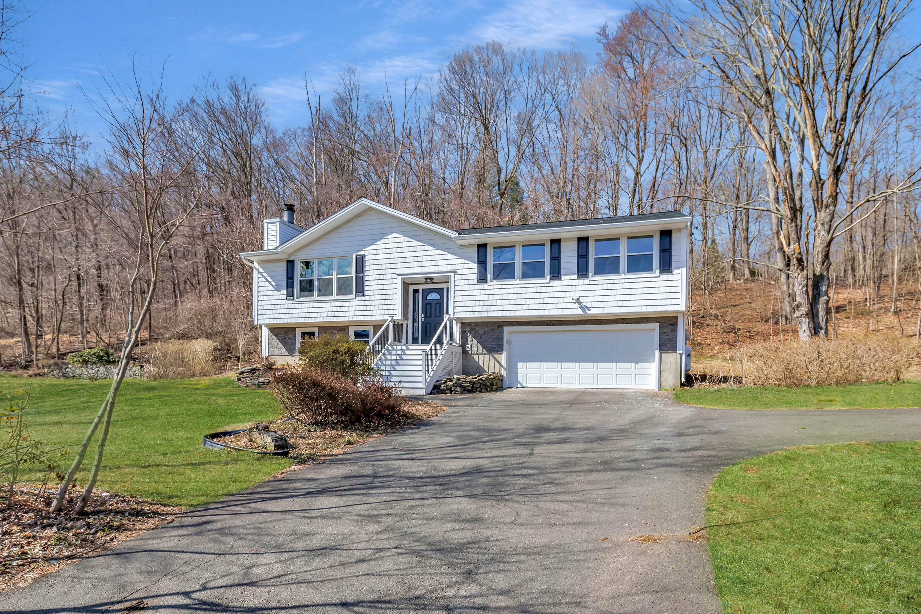Oneil Road, Oxford, Connecticut - 3 Bedrooms  
2 Bathrooms  
5 Rooms - 