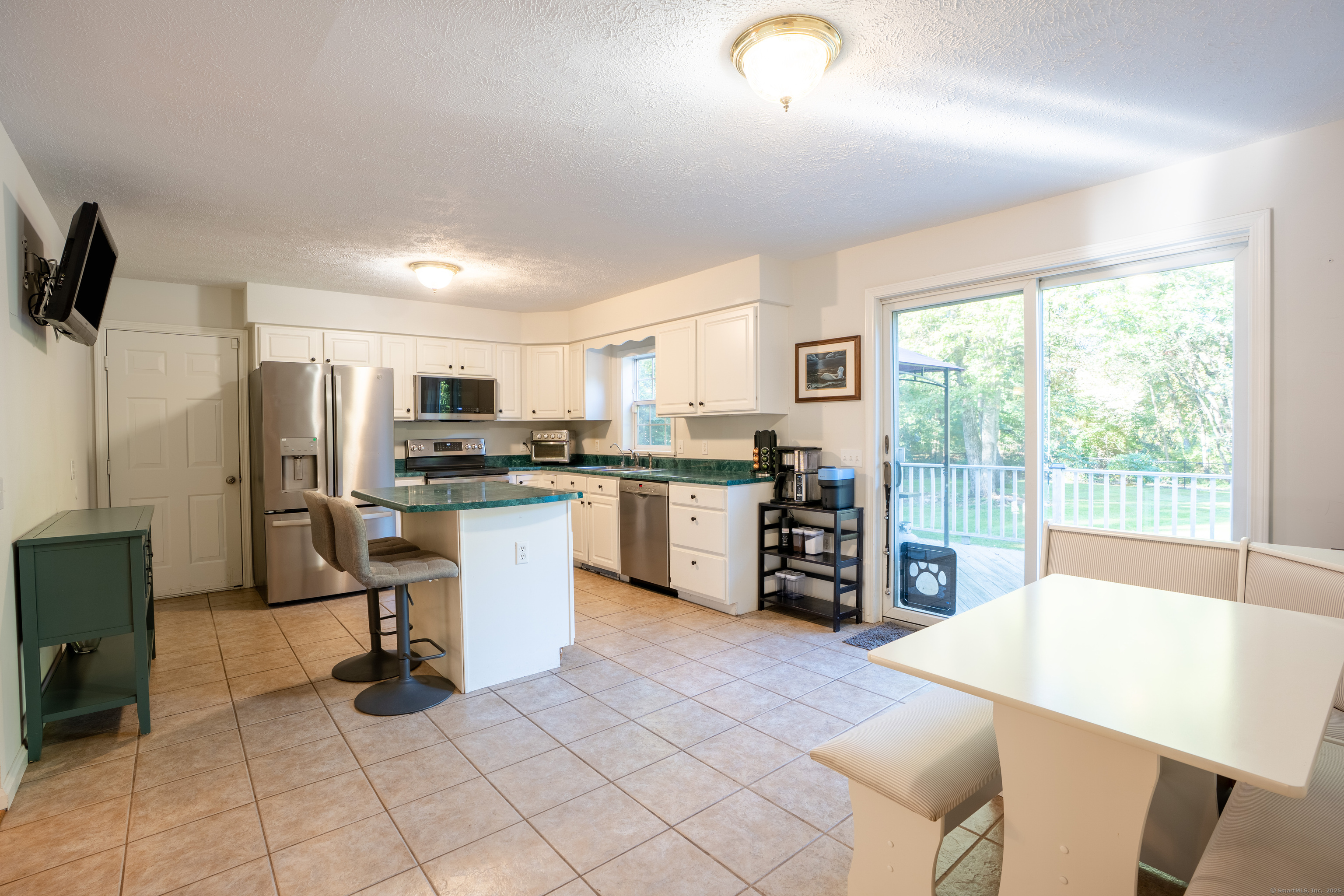 Montville, Connecticut 06370, United States, 3 Bedrooms Bedrooms, ,3 BathroomsBathrooms,Residential,Pending,226731