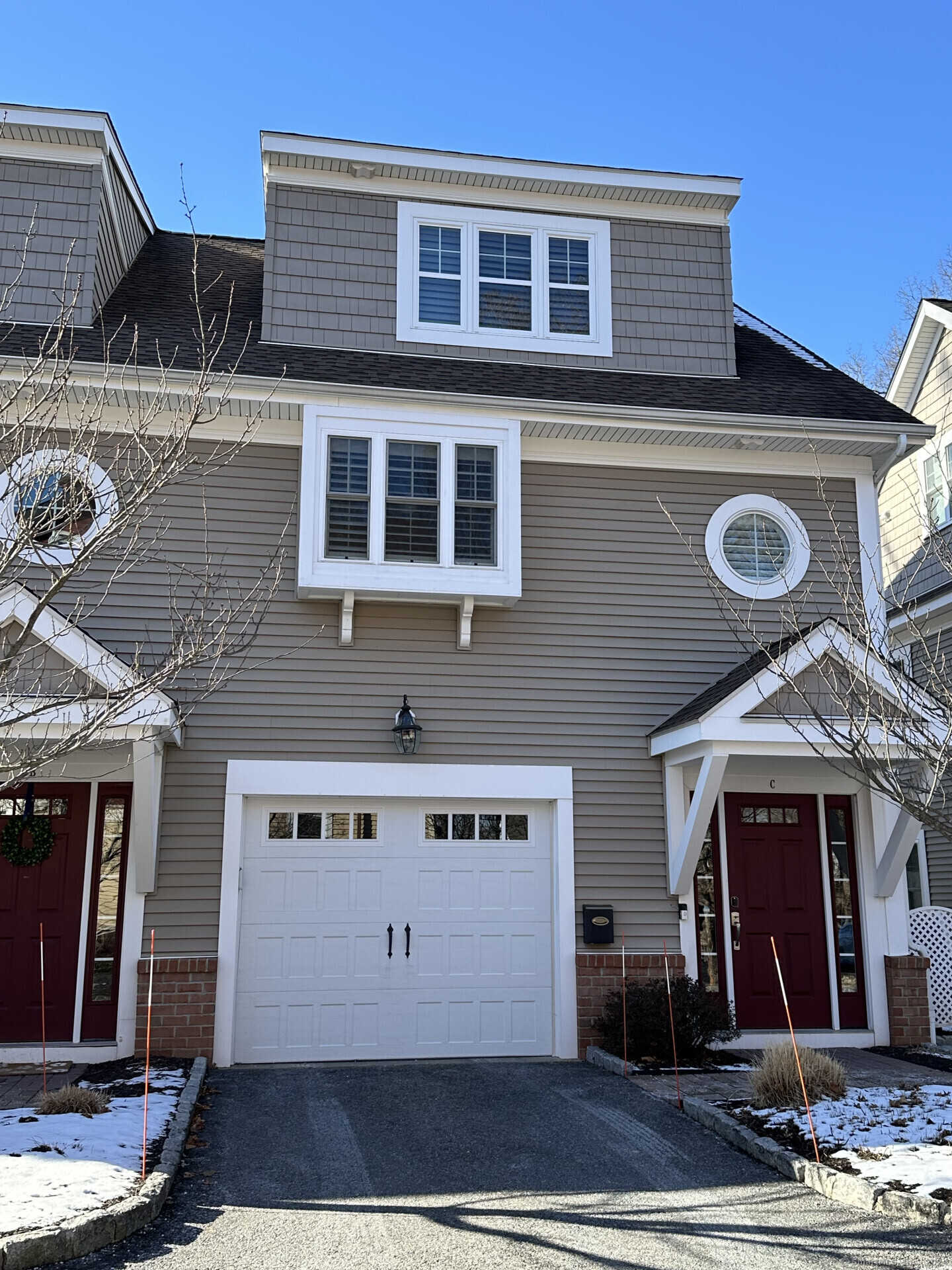 1092 Farmington Avenue Apt C, West Hartford, Connecticut - 3 Bedrooms  
4 Bathrooms  
4 Rooms - 