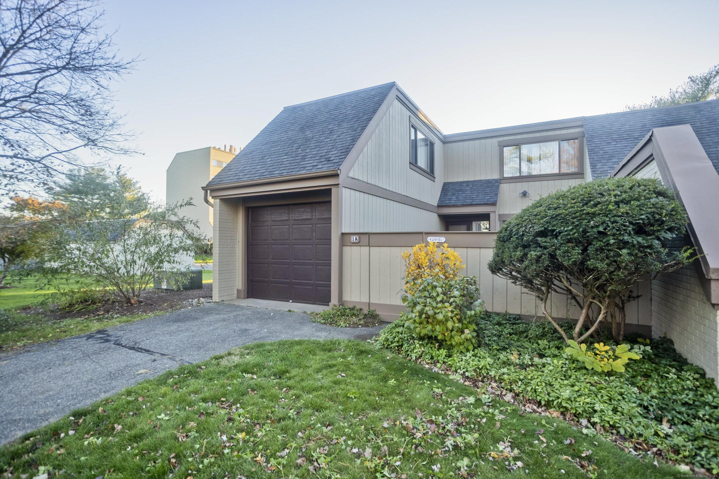 85 Viscount Drive 1A