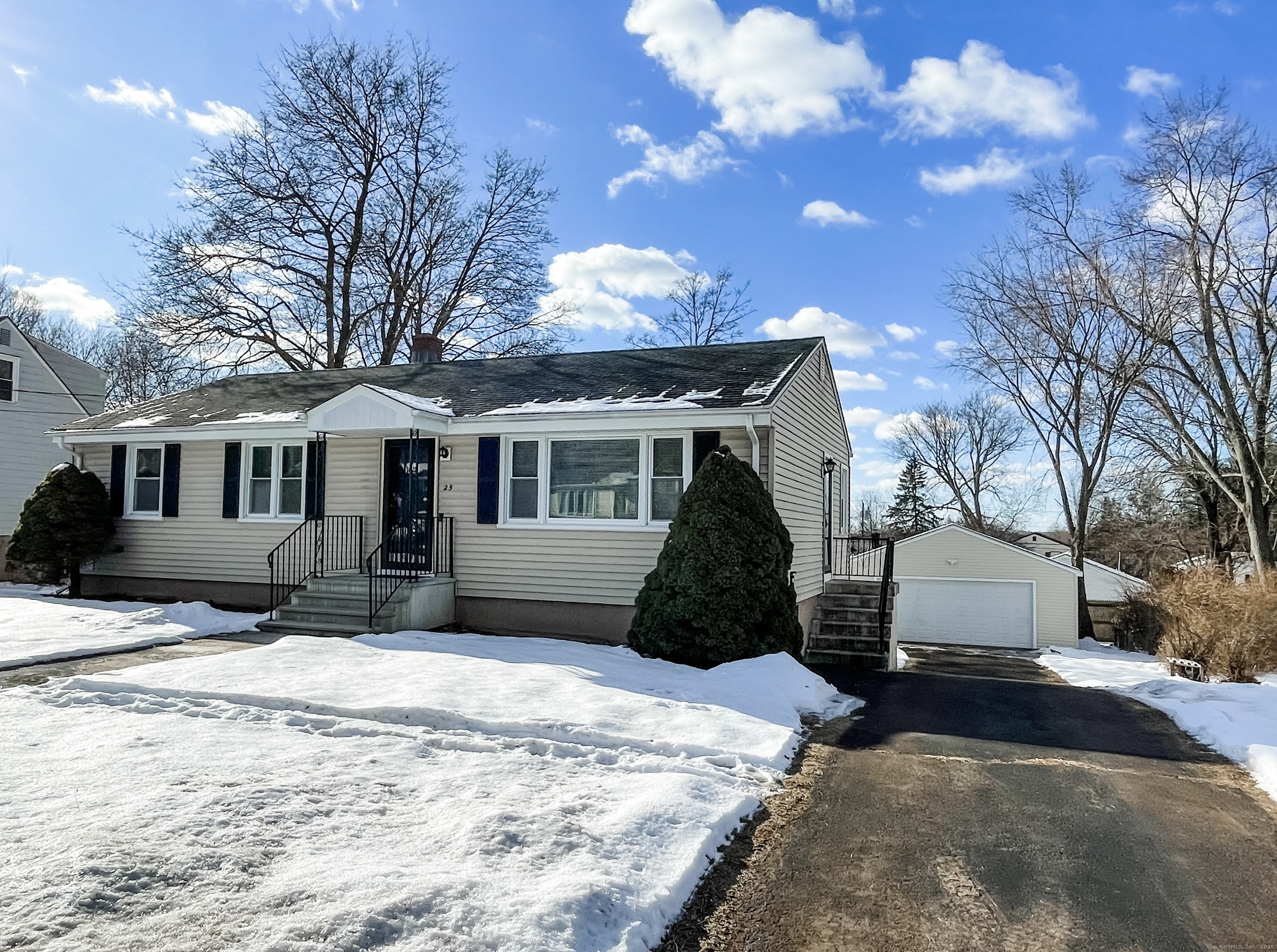 Harrison Drive, Hamden, Connecticut - 3 Bedrooms  
1 Bathrooms  
5 Rooms - 