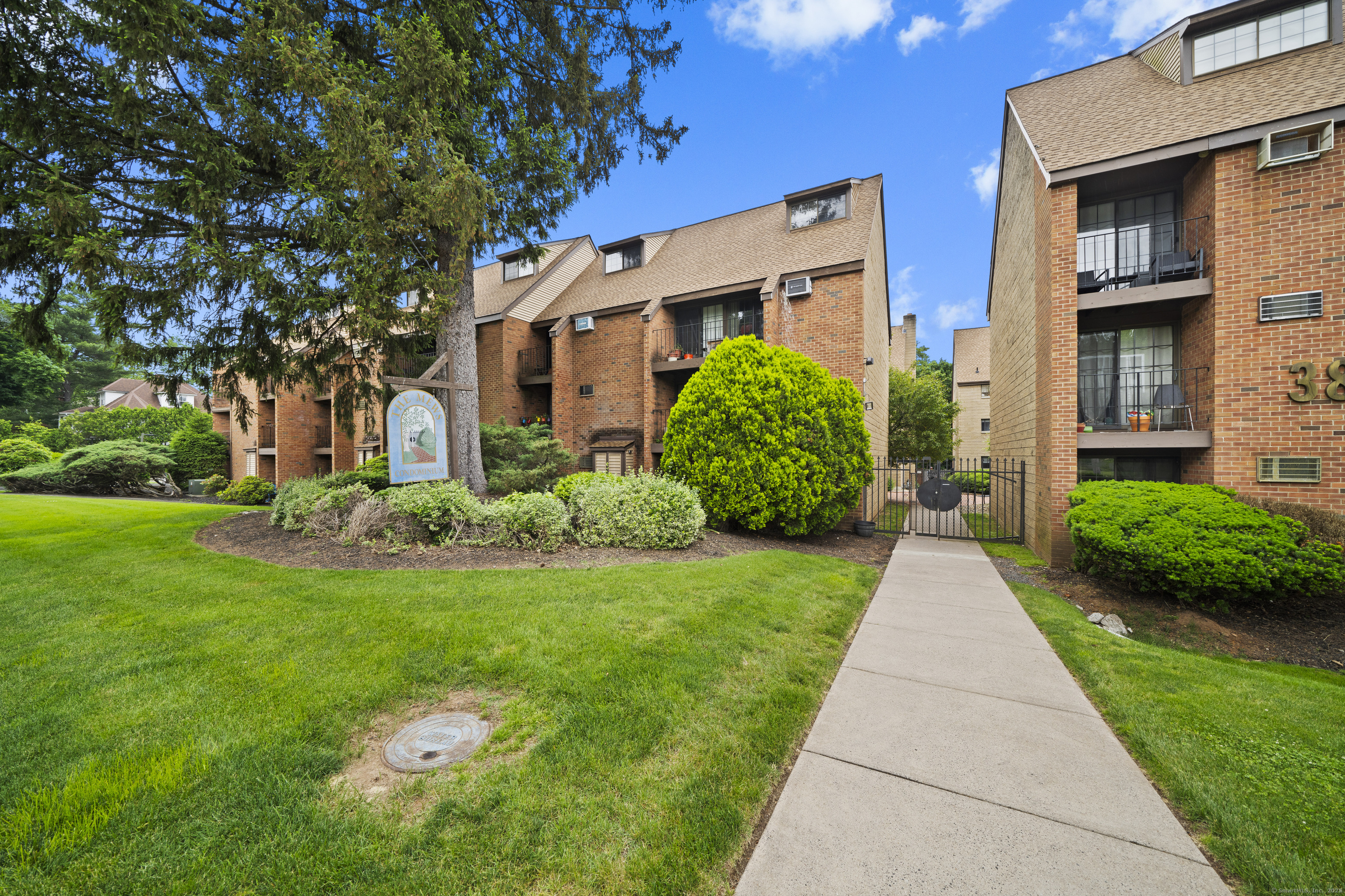 Rental Property at N Main Street Apt 15, West Hartford, Connecticut - Bedrooms: 1 
Bathrooms: 1 
Rooms: 3  - $2,000 MO.
