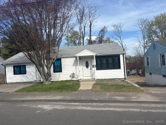 Monroe Avenue, Waterbury, Connecticut - 2 Bedrooms  
1 Bathrooms  
4 Rooms - 