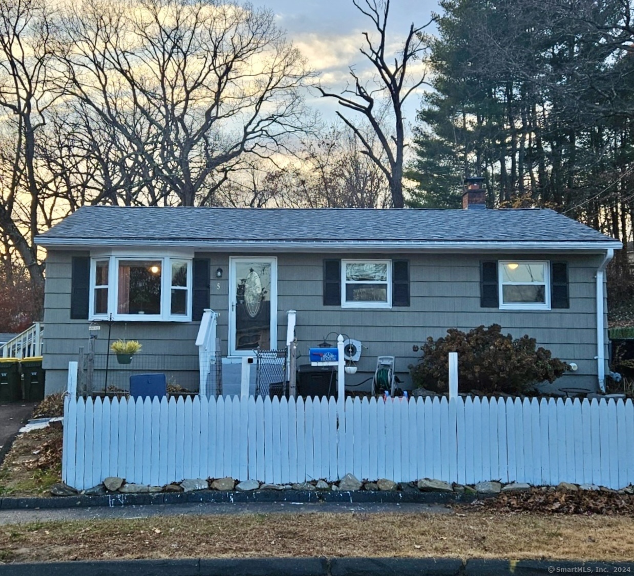 5 Elaine Drive, Ansonia, Connecticut - 3 Bedrooms  
2 Bathrooms  
5 Rooms - 