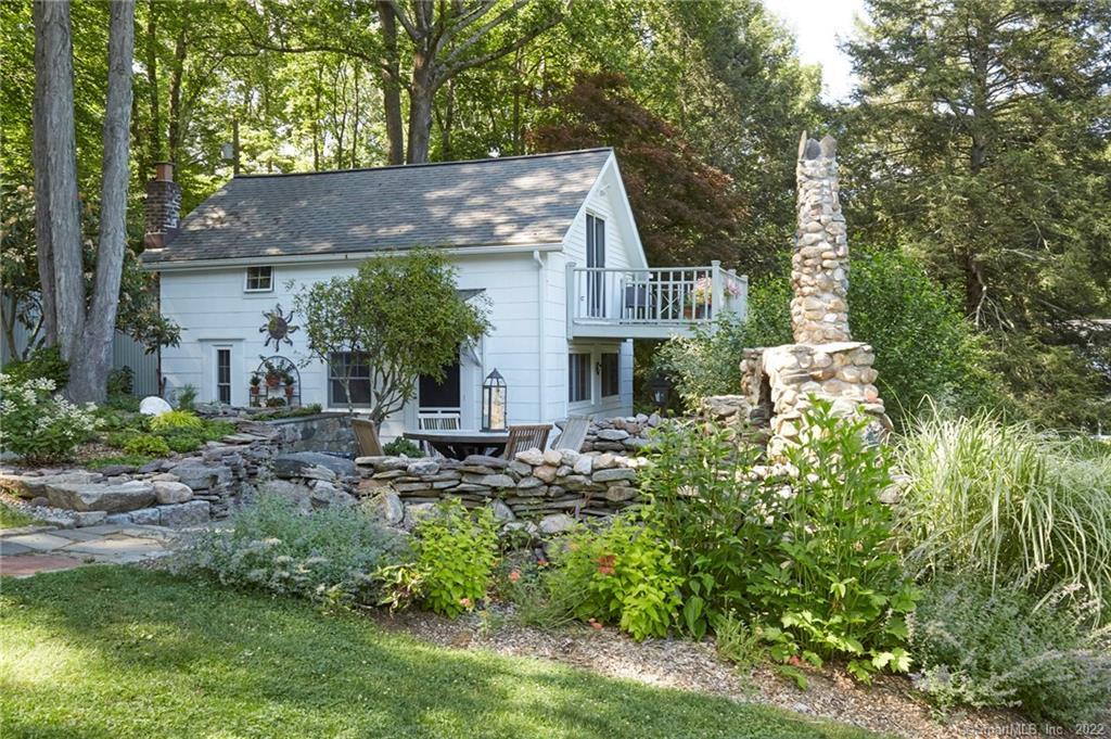 Poor, House Road, Newtown, Connecticut - 2 Bedrooms  
1 Bathrooms  
4 Rooms - 