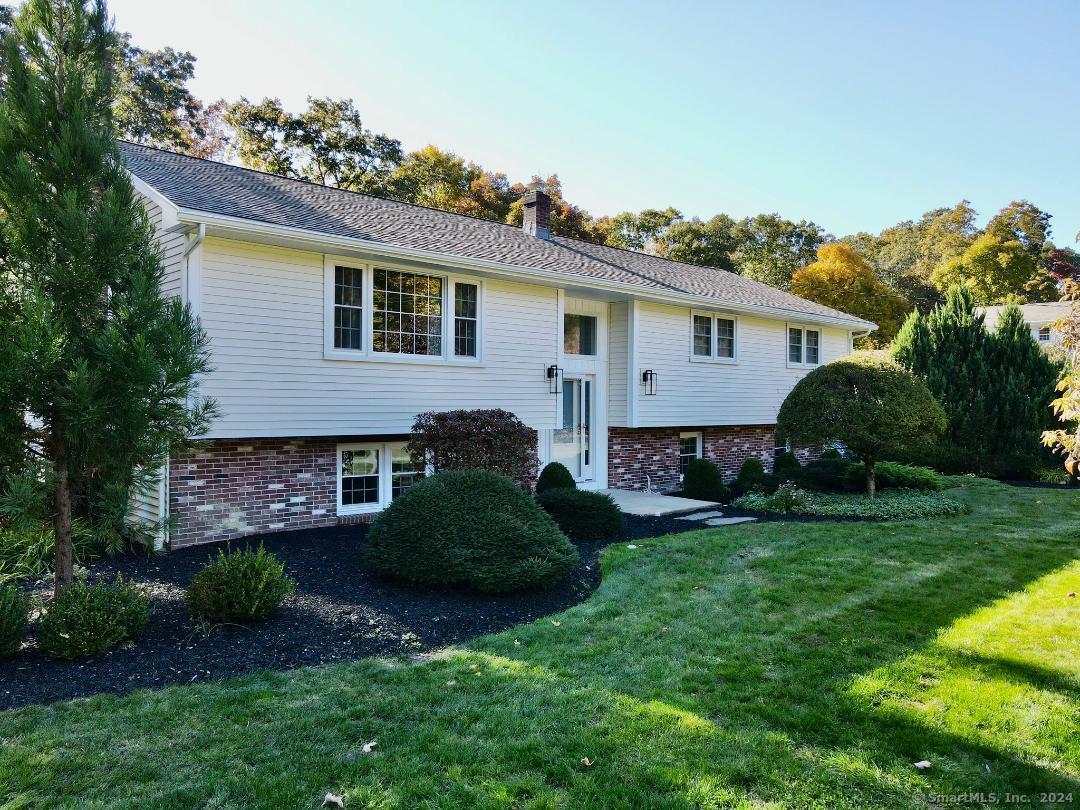 Briar Hill Road, Norwich, Connecticut - 3 Bedrooms  
2.5 Bathrooms  
8 Rooms - 