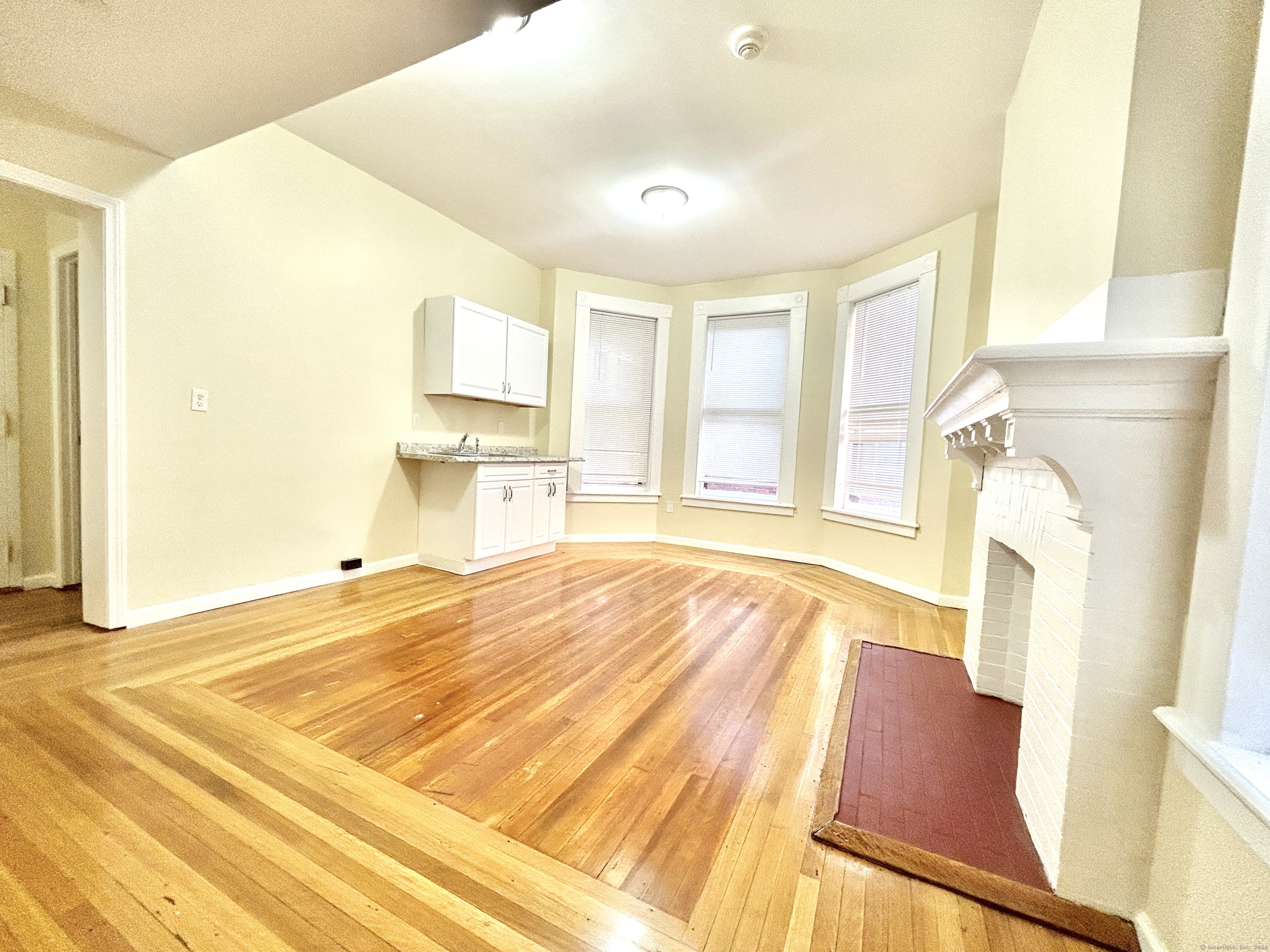 135 West Main Street 2G, Waterbury, Connecticut - 1 Bedrooms  
1 Bathrooms  
2 Rooms - 