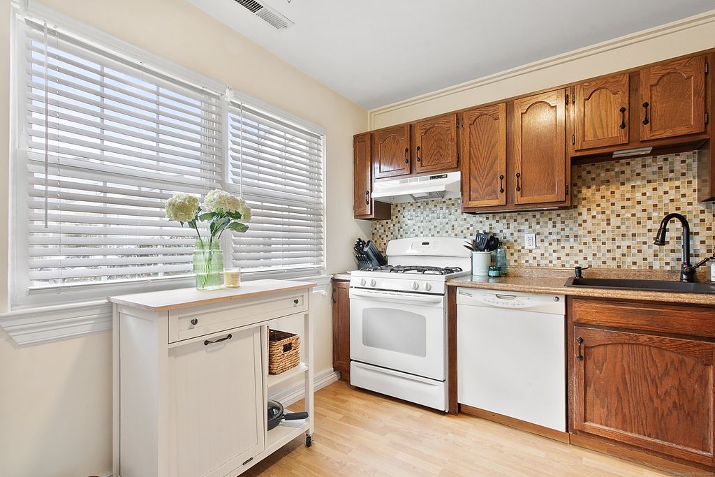 Photo of 93 Park Avenue #1307, Danbury, CT 06810 (MLS # 24137470)