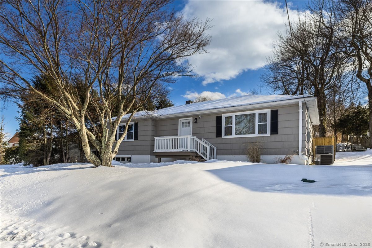 Anita Terrace, Wolcott, Connecticut - 3 Bedrooms  
2 Bathrooms  
7 Rooms - 