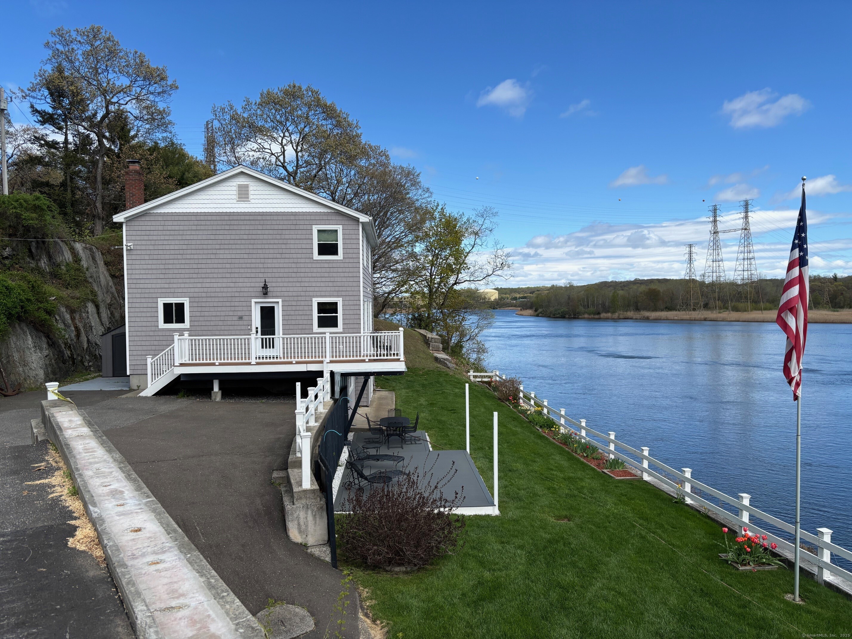 River Road, Stratford, Connecticut - 3 Bedrooms  
3 Bathrooms  
7 Rooms - 
