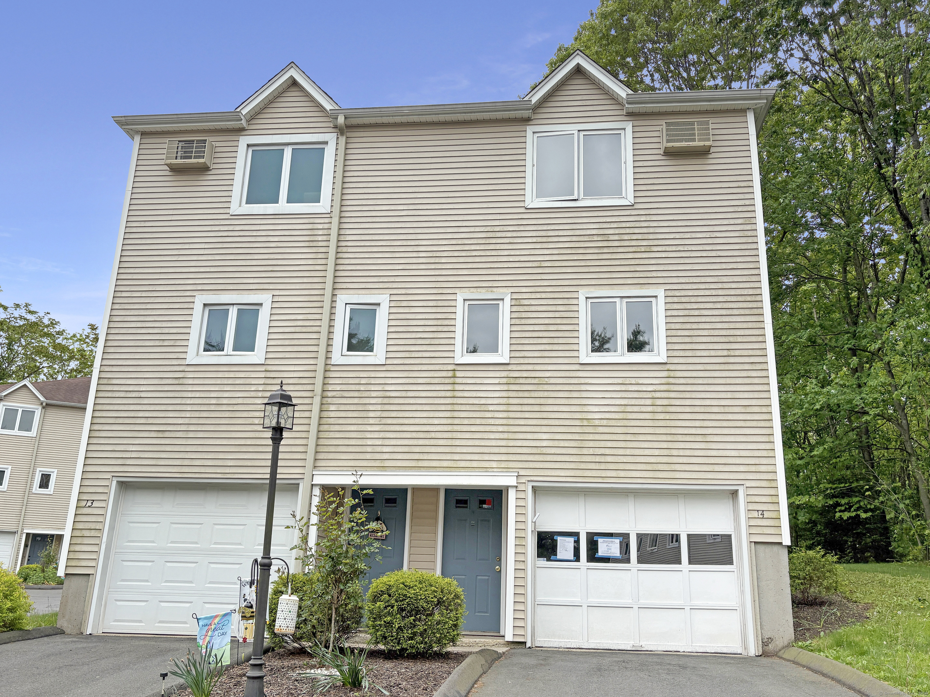 E Woodland Street Apt 14, Meriden, Connecticut - 2 Bedrooms  
2 Bathrooms  
4 Rooms - 
