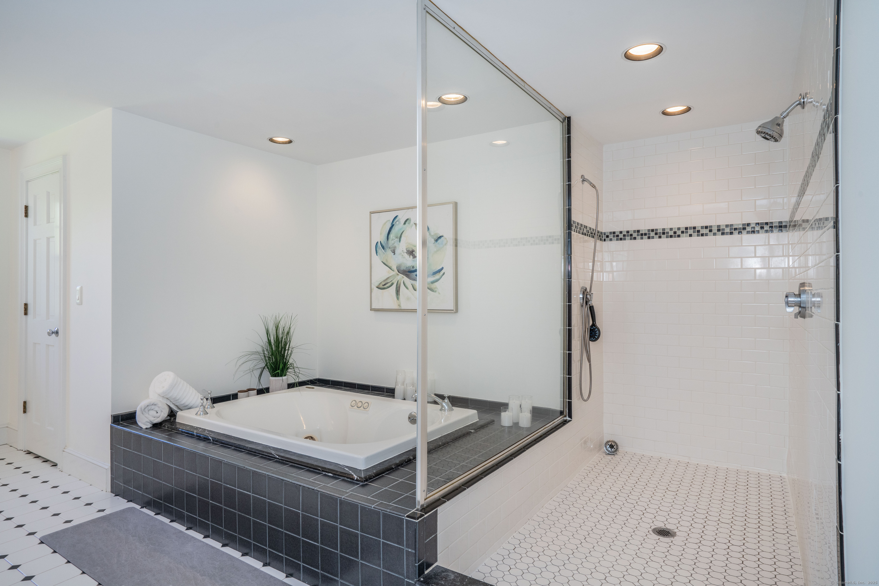 Glastonbury, Connecticut 06073, United States, 4 Bedrooms Bedrooms, ,5 BathroomsBathrooms,Residential,Pending,158492