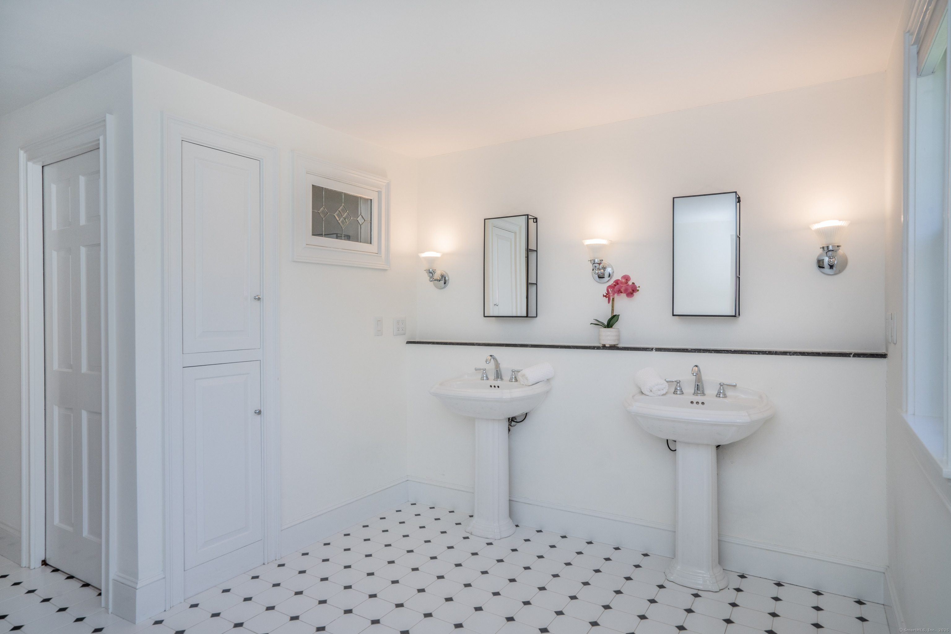 Glastonbury, Connecticut 06073, United States, 4 Bedrooms Bedrooms, ,5 BathroomsBathrooms,Residential,Pending,158492