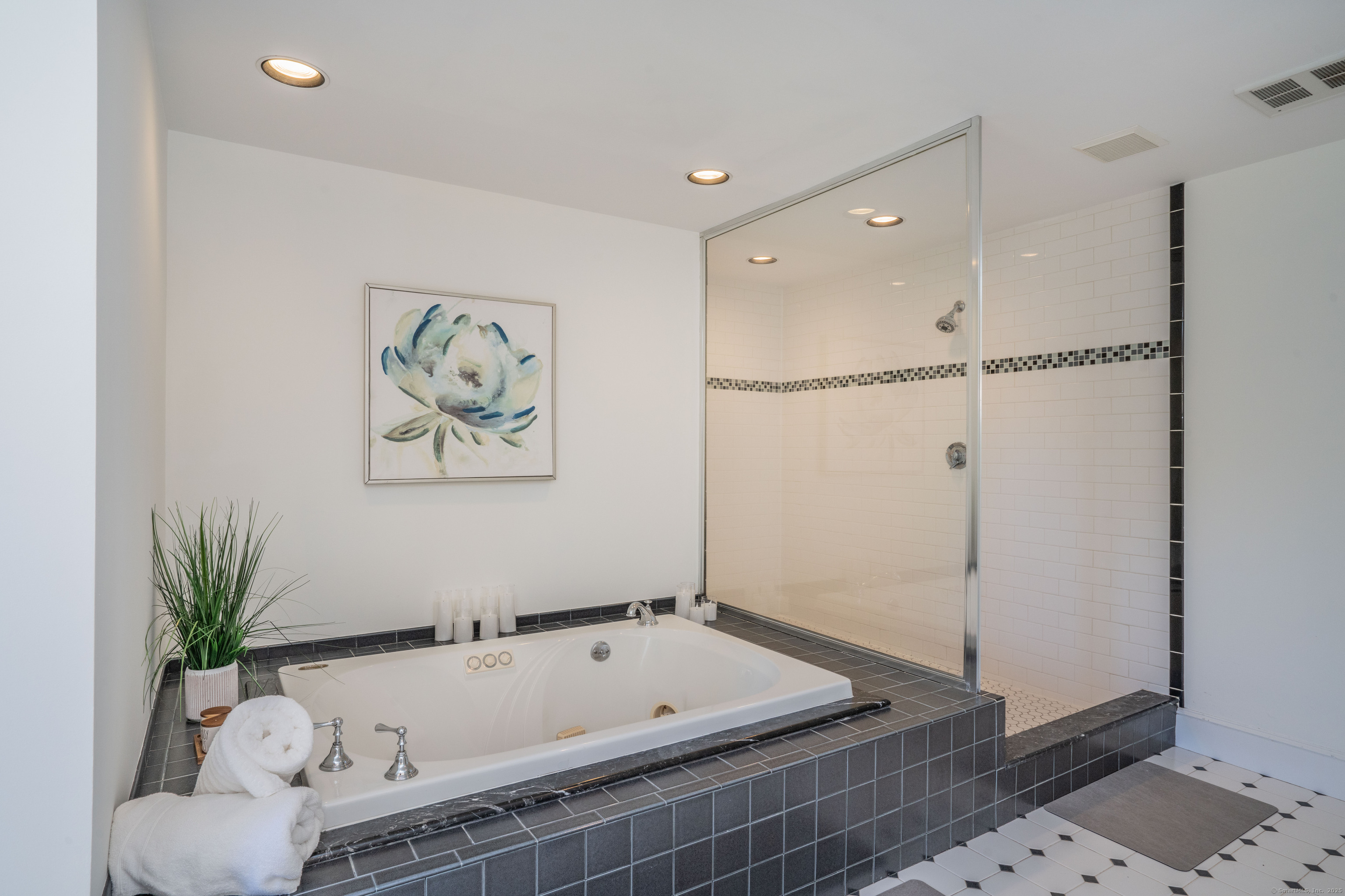 Glastonbury, Connecticut 06073, United States, 4 Bedrooms Bedrooms, ,5 BathroomsBathrooms,Residential,Pending,158492