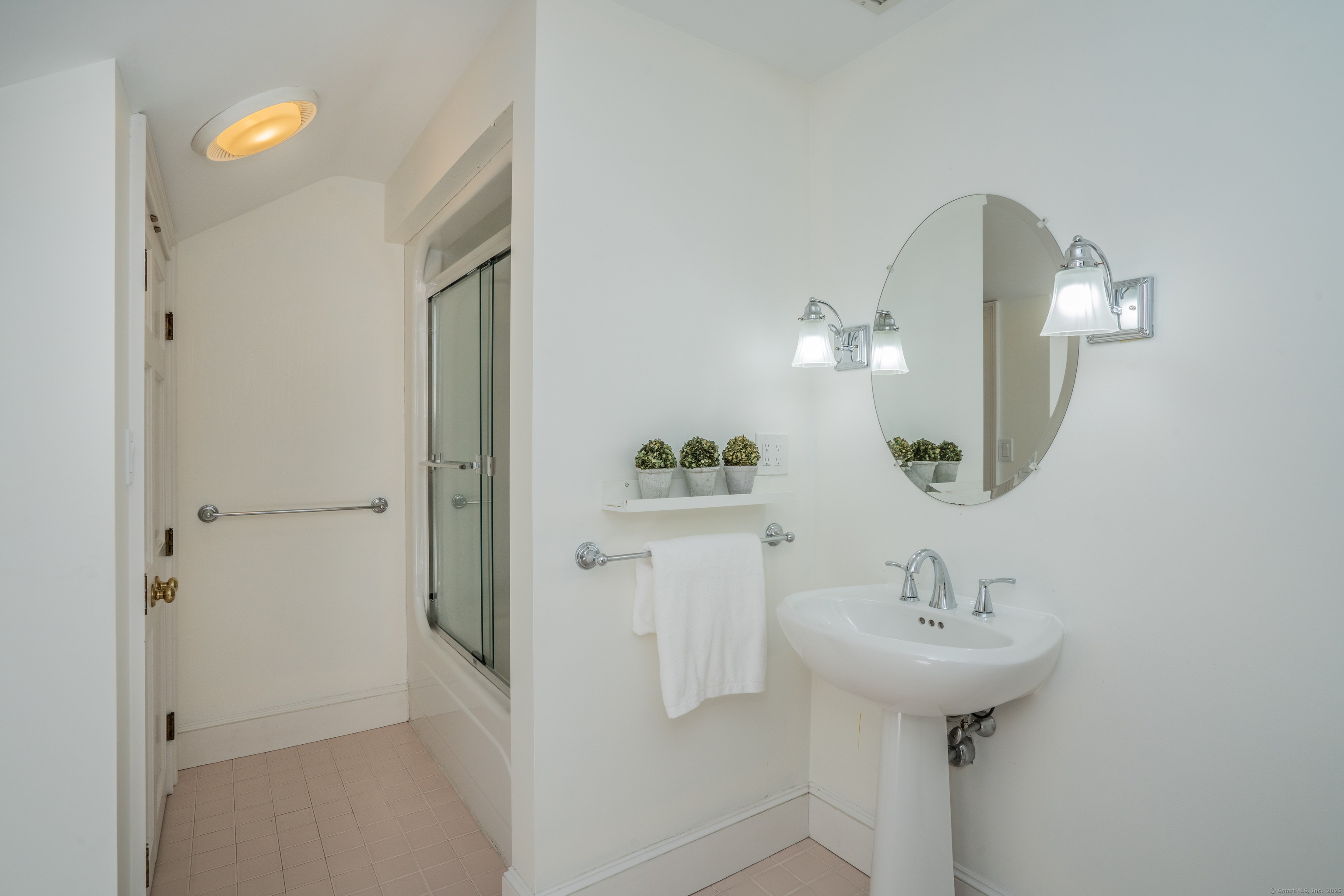 Glastonbury, Connecticut 06073, United States, 4 Bedrooms Bedrooms, ,5 BathroomsBathrooms,Residential,Pending,158492