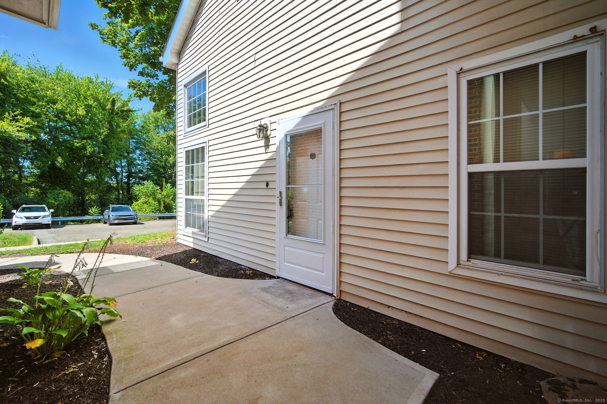 Middletown, Connecticut 06457, United States, 2 Bedrooms Bedrooms, ,2 BathroomsBathrooms,Residential,Pending,203929