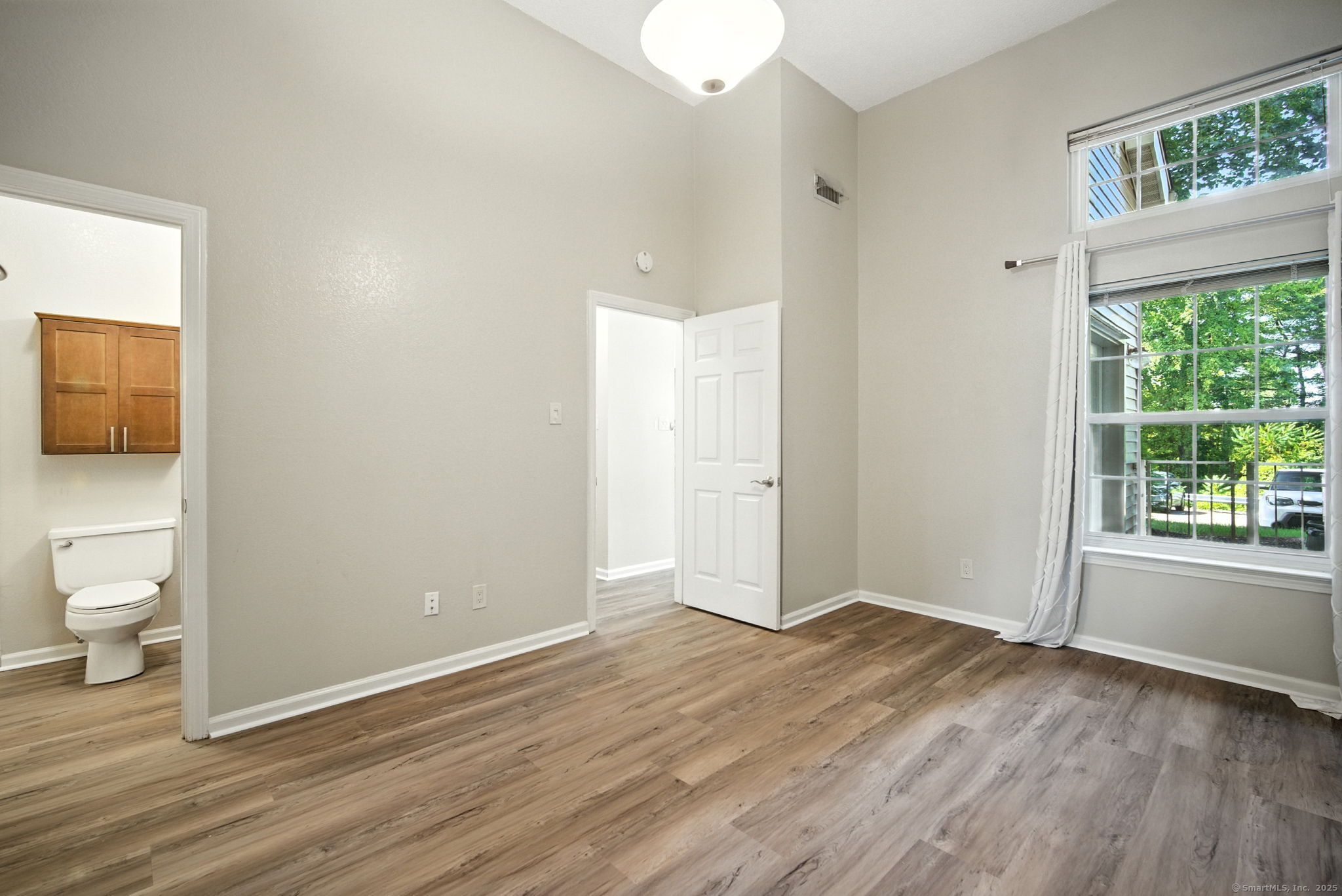 Middletown, Connecticut 06457, United States, 2 Bedrooms Bedrooms, ,2 BathroomsBathrooms,Residential,Pending,203929