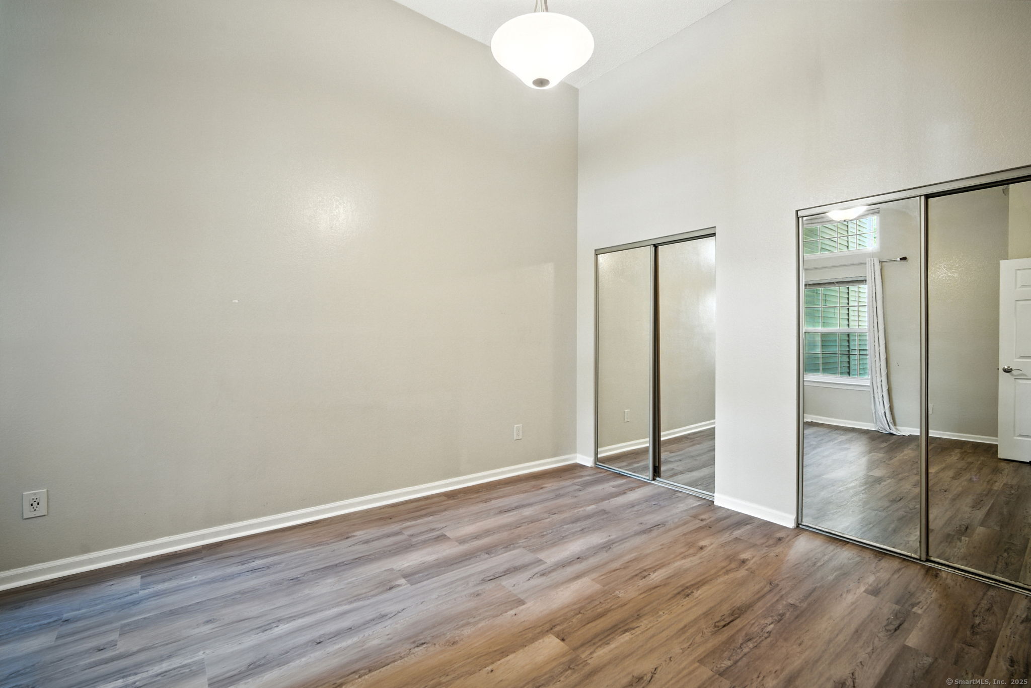 Middletown, Connecticut 06457, United States, 2 Bedrooms Bedrooms, ,2 BathroomsBathrooms,Residential,Pending,203929