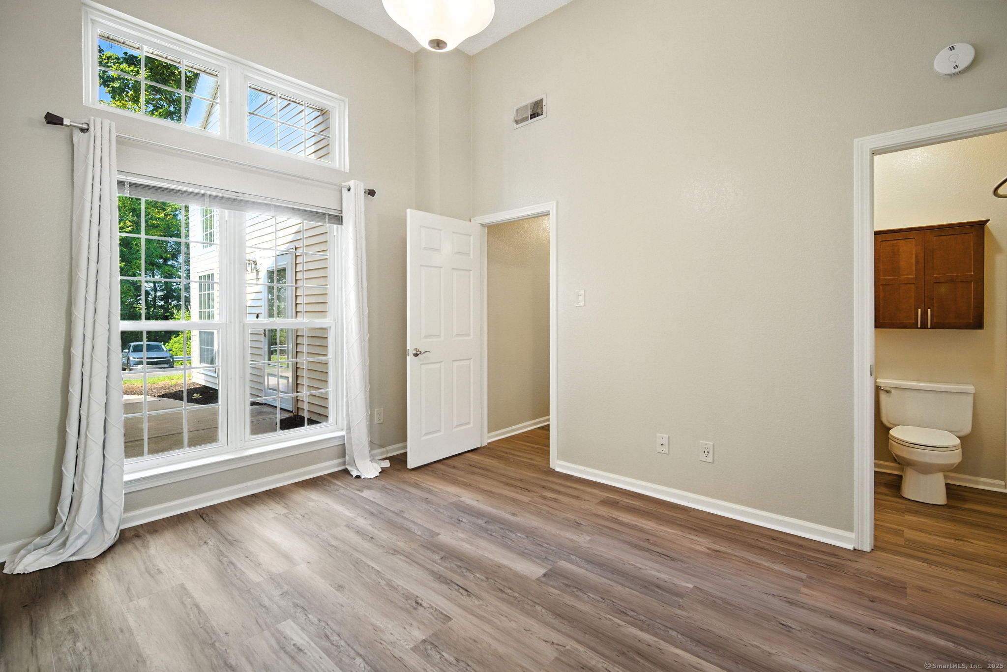 Middletown, Connecticut 06457, United States, 2 Bedrooms Bedrooms, ,2 BathroomsBathrooms,Residential,Pending,203929