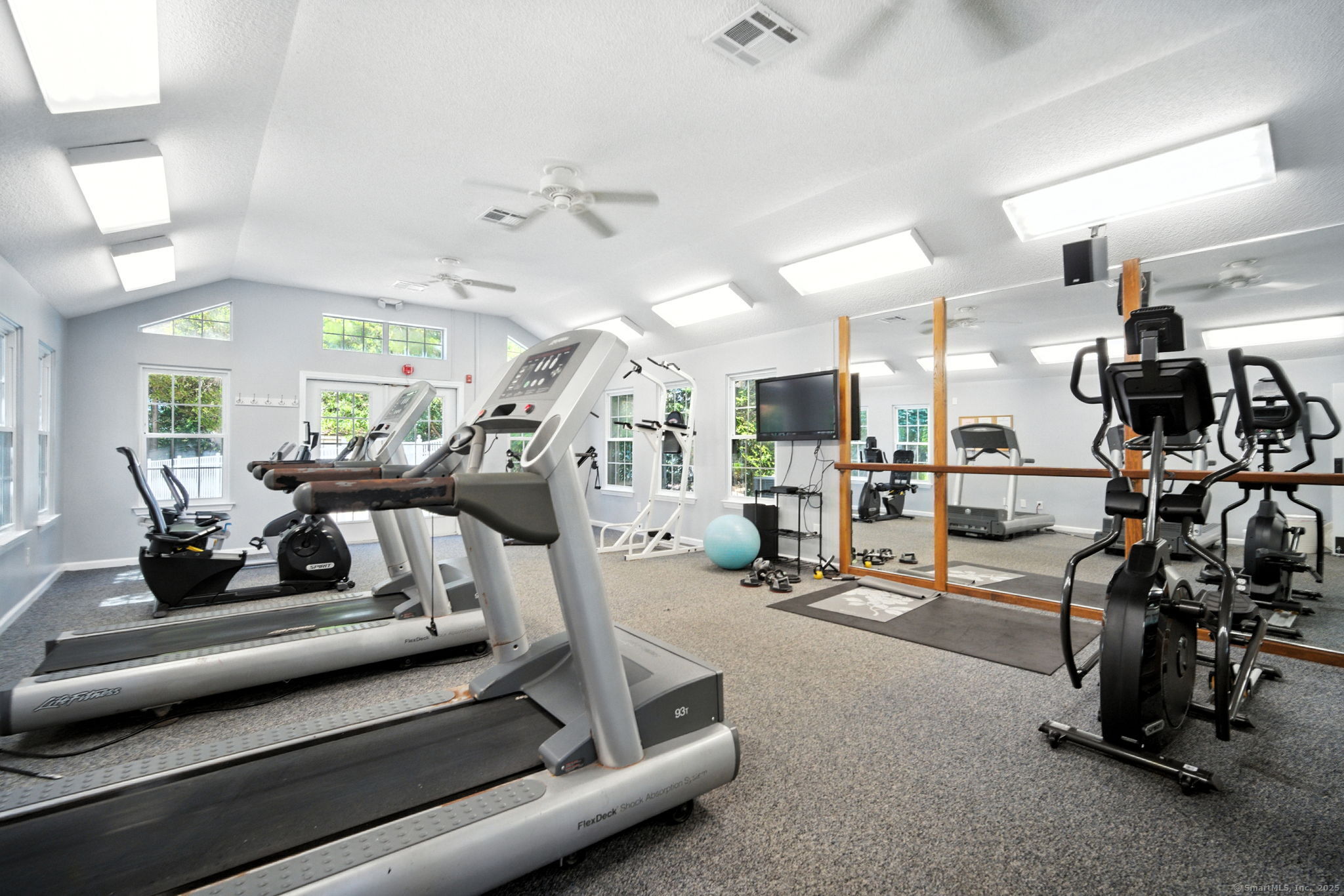 Middletown, Connecticut 06457, United States, 2 Bedrooms Bedrooms, ,2 BathroomsBathrooms,Residential,Pending,203929