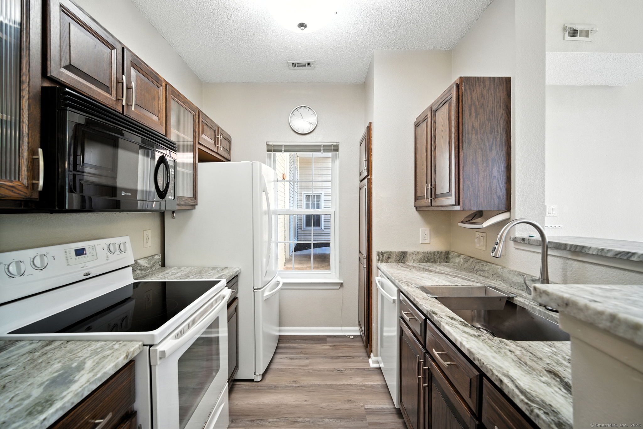 Middletown, Connecticut 06457, United States, 2 Bedrooms Bedrooms, ,2 BathroomsBathrooms,Residential,Pending,203929