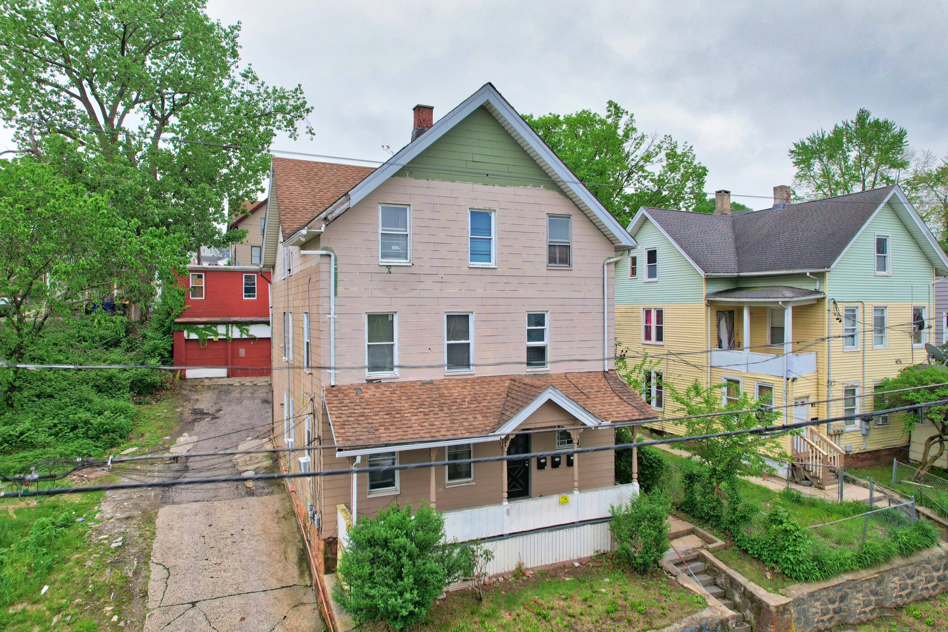 Lounsbury Avenue, Waterbury, Connecticut - 6 Bedrooms  
3 Bathrooms  
12 Rooms - 