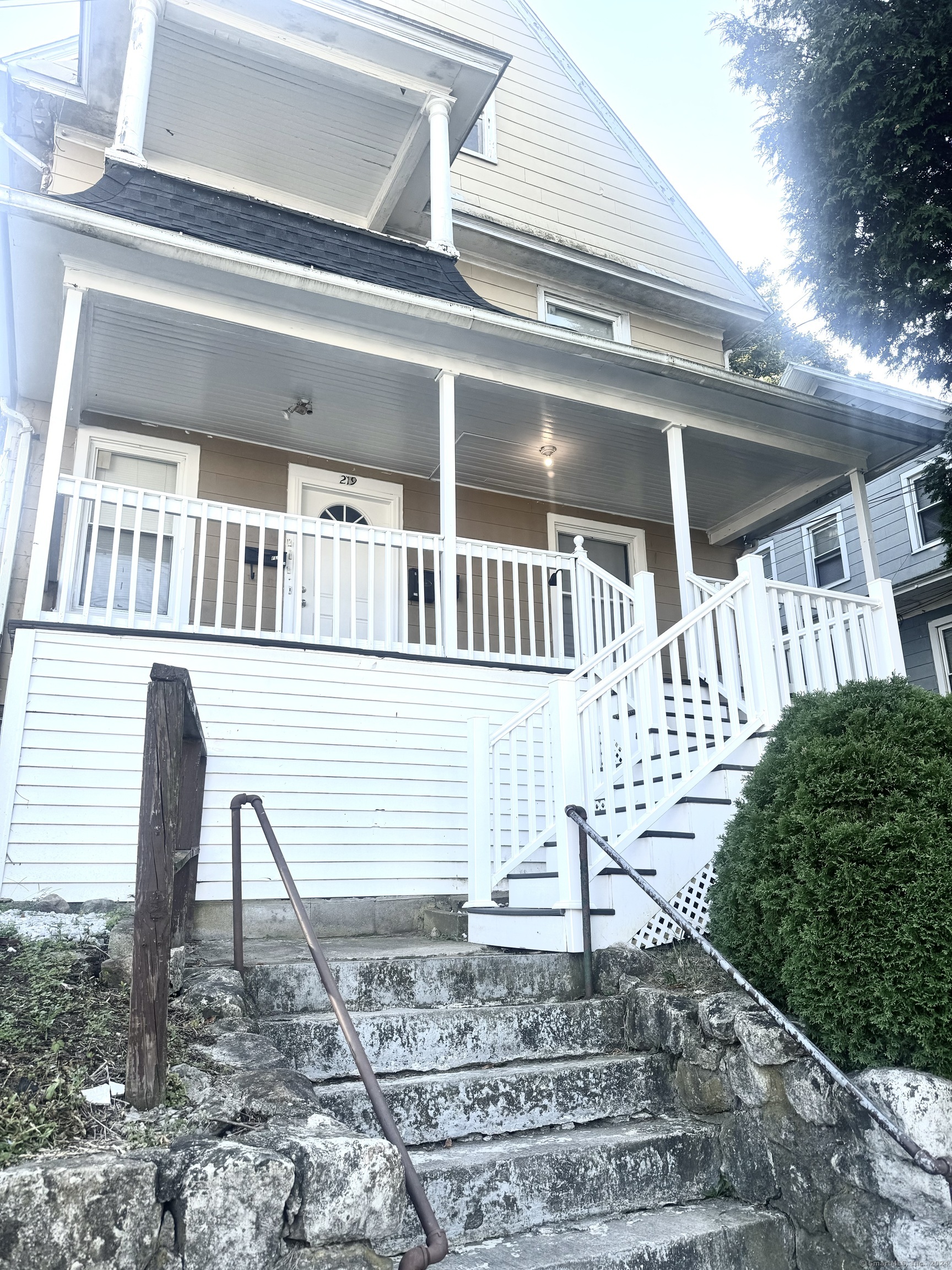 Rental Property at 219 Connecticut Avenue, New London, Connecticut - Bedrooms: 3 
Bathrooms: 1 
Rooms: 7  - $1,875 MO.