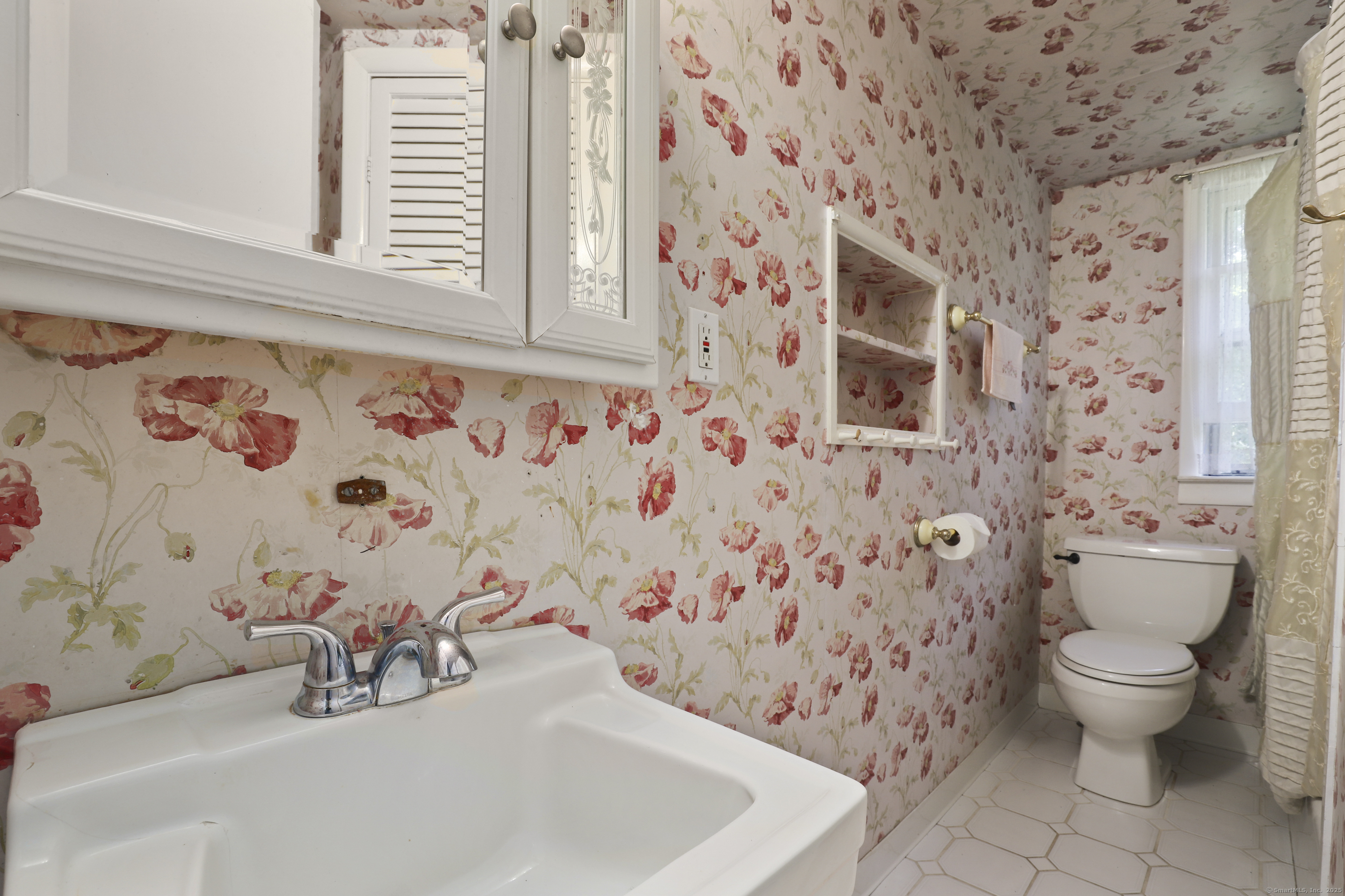 Redding, Connecticut 06896, United States, 5 Bedrooms Bedrooms, ,3 BathroomsBathrooms,Residential,Active,189158