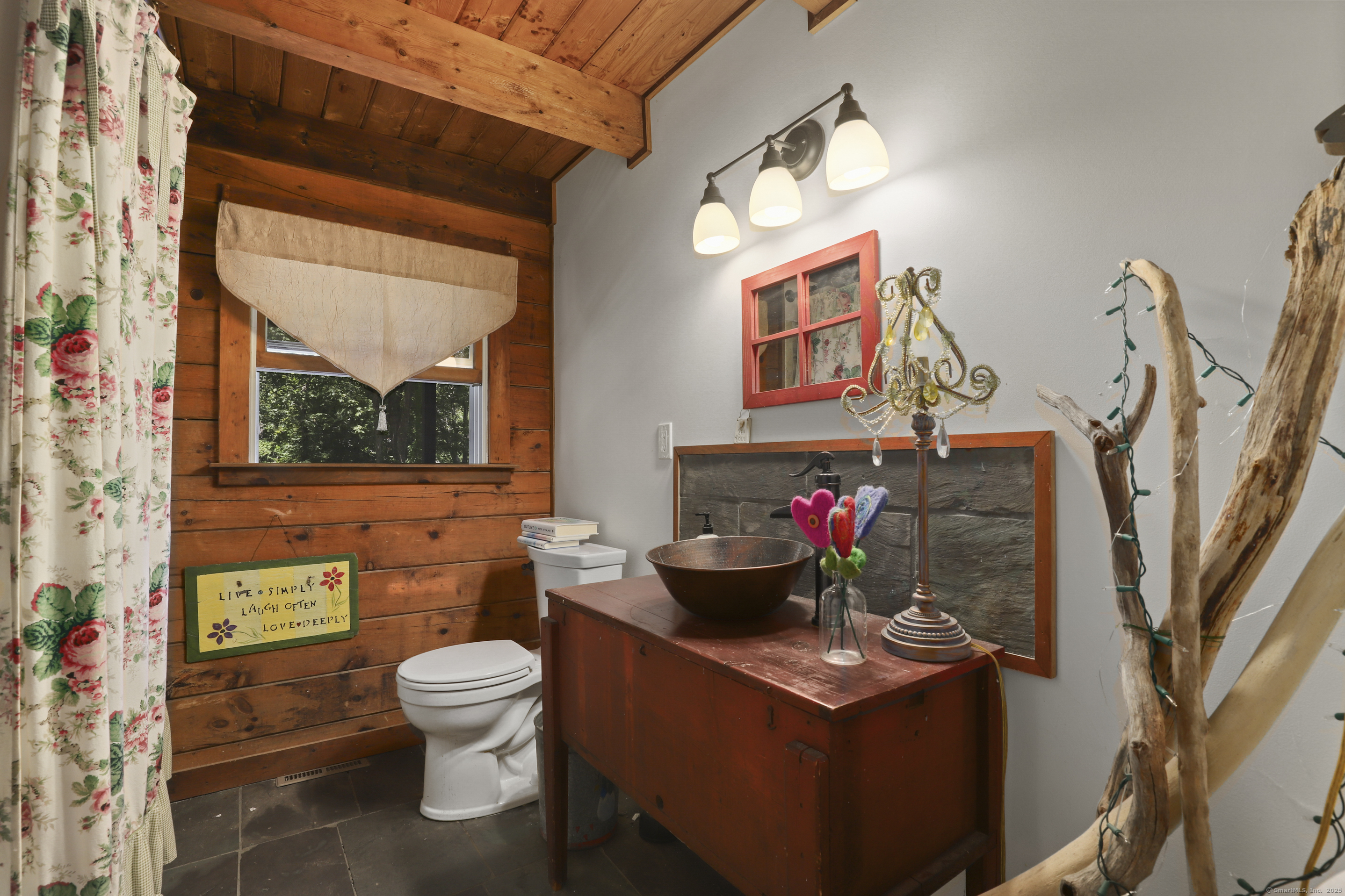 Redding, Connecticut 06896, United States, 5 Bedrooms Bedrooms, ,3 BathroomsBathrooms,Residential,Active,189158