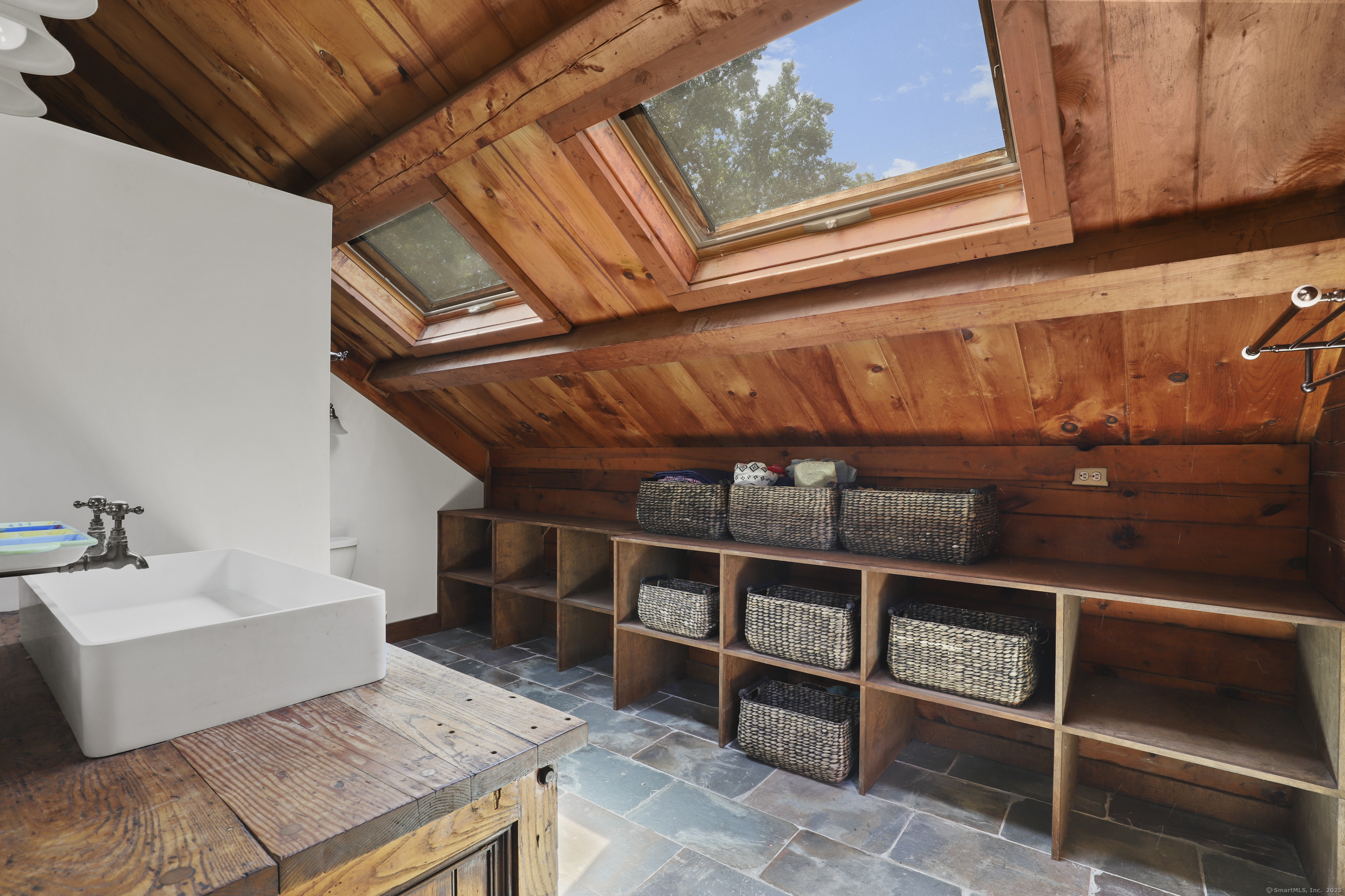 Redding, Connecticut 06896, United States, 5 Bedrooms Bedrooms, ,3 BathroomsBathrooms,Residential,Active,189158