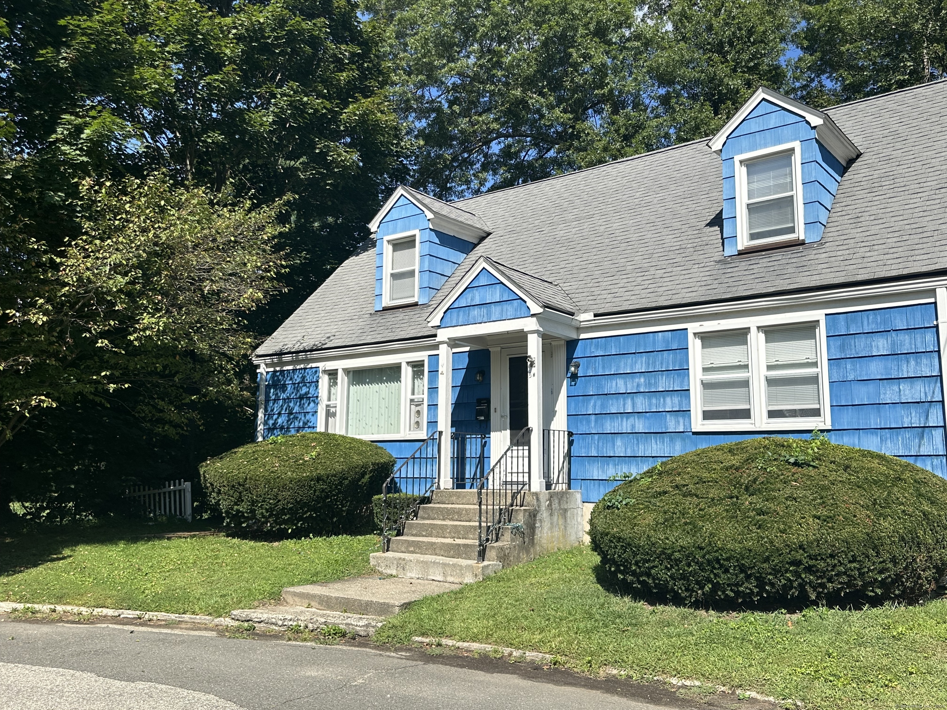 Bridge Street Apt 5H, Naugatuck, Connecticut - 4 Bedrooms  
2 Bathrooms  
7 Rooms - 