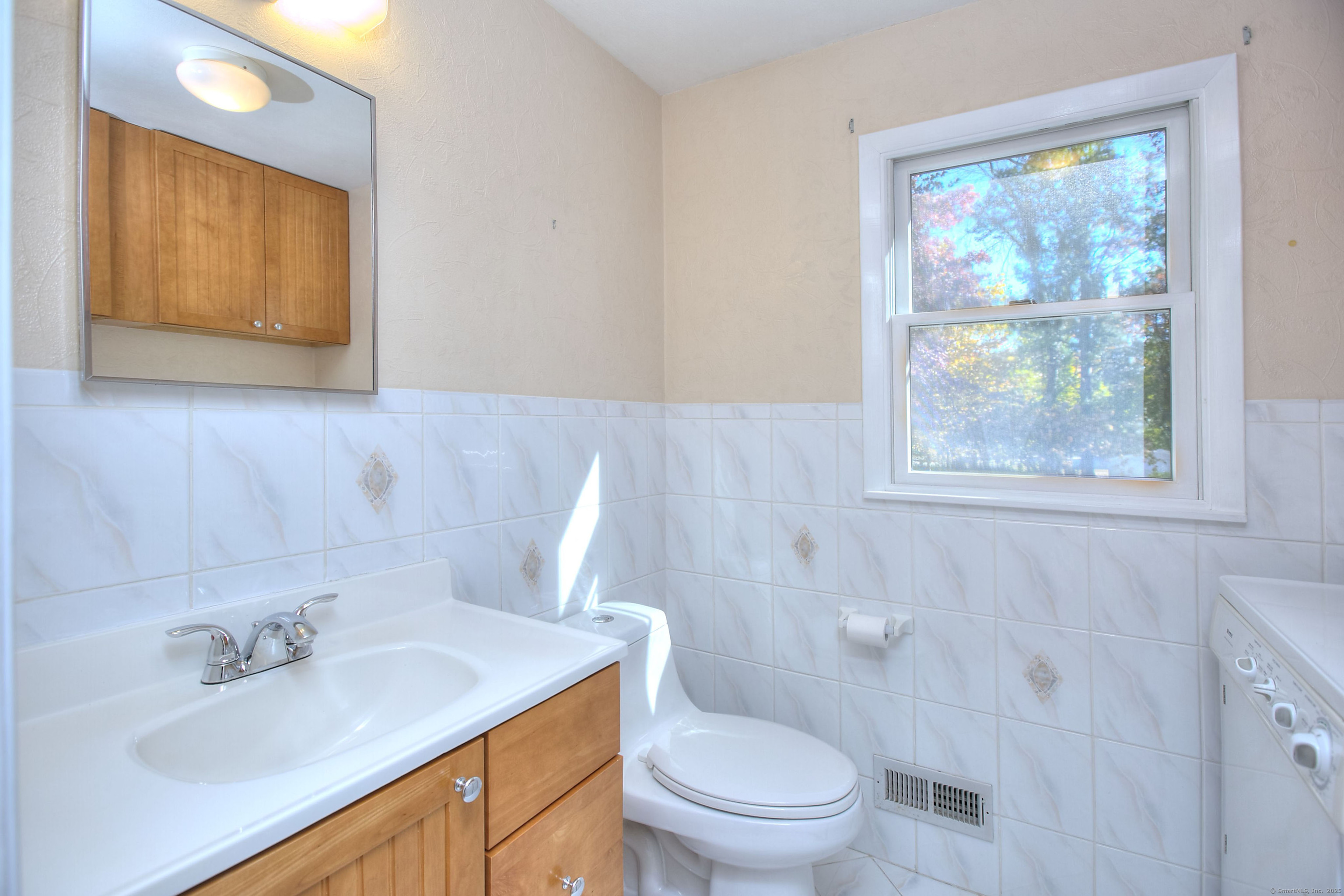 Fairfield, Connecticut 06824, United States, 3 Bedrooms Bedrooms, ,3 BathroomsBathrooms,Residential,Pending,235849