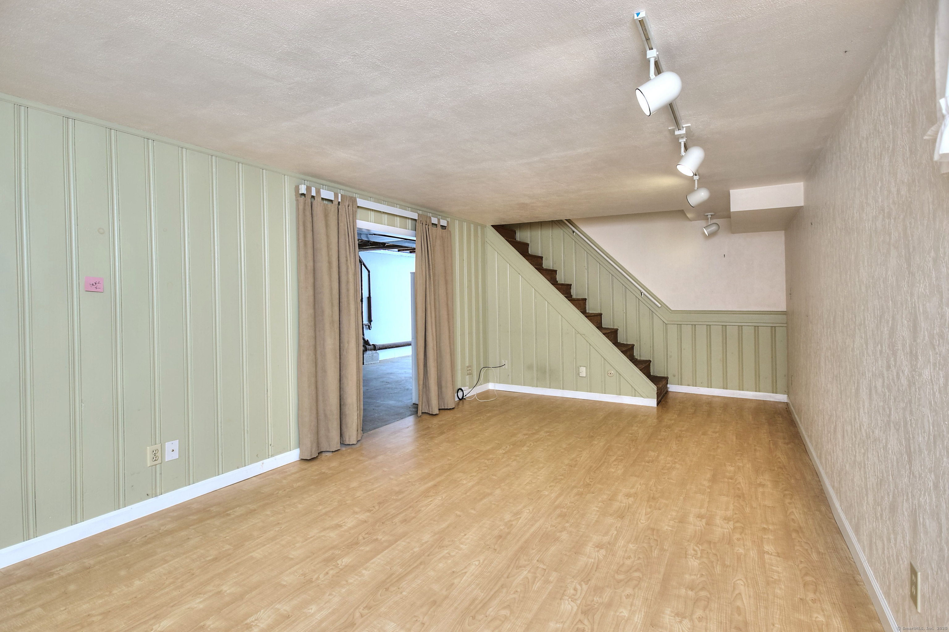 Fairfield, Connecticut 06824, United States, 3 Bedrooms Bedrooms, ,3 BathroomsBathrooms,Residential,Pending,235849