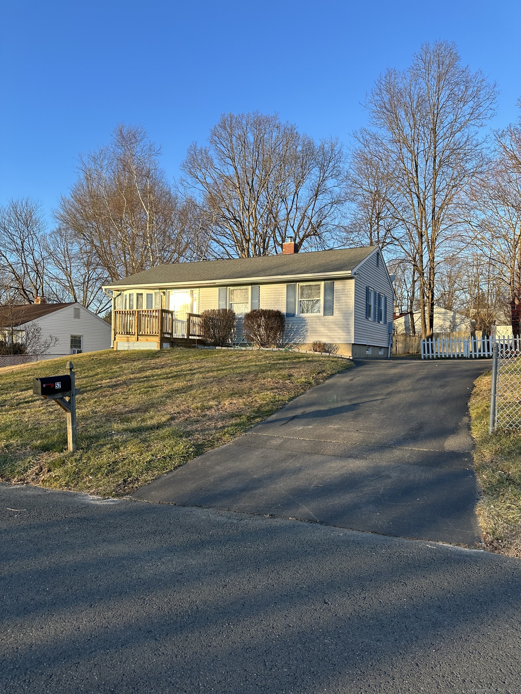 Rental Property at Fox Run Road, Naugatuck, Connecticut - Bedrooms: 3 
Bathrooms: 2 
Rooms: 5  - $2,350 MO.