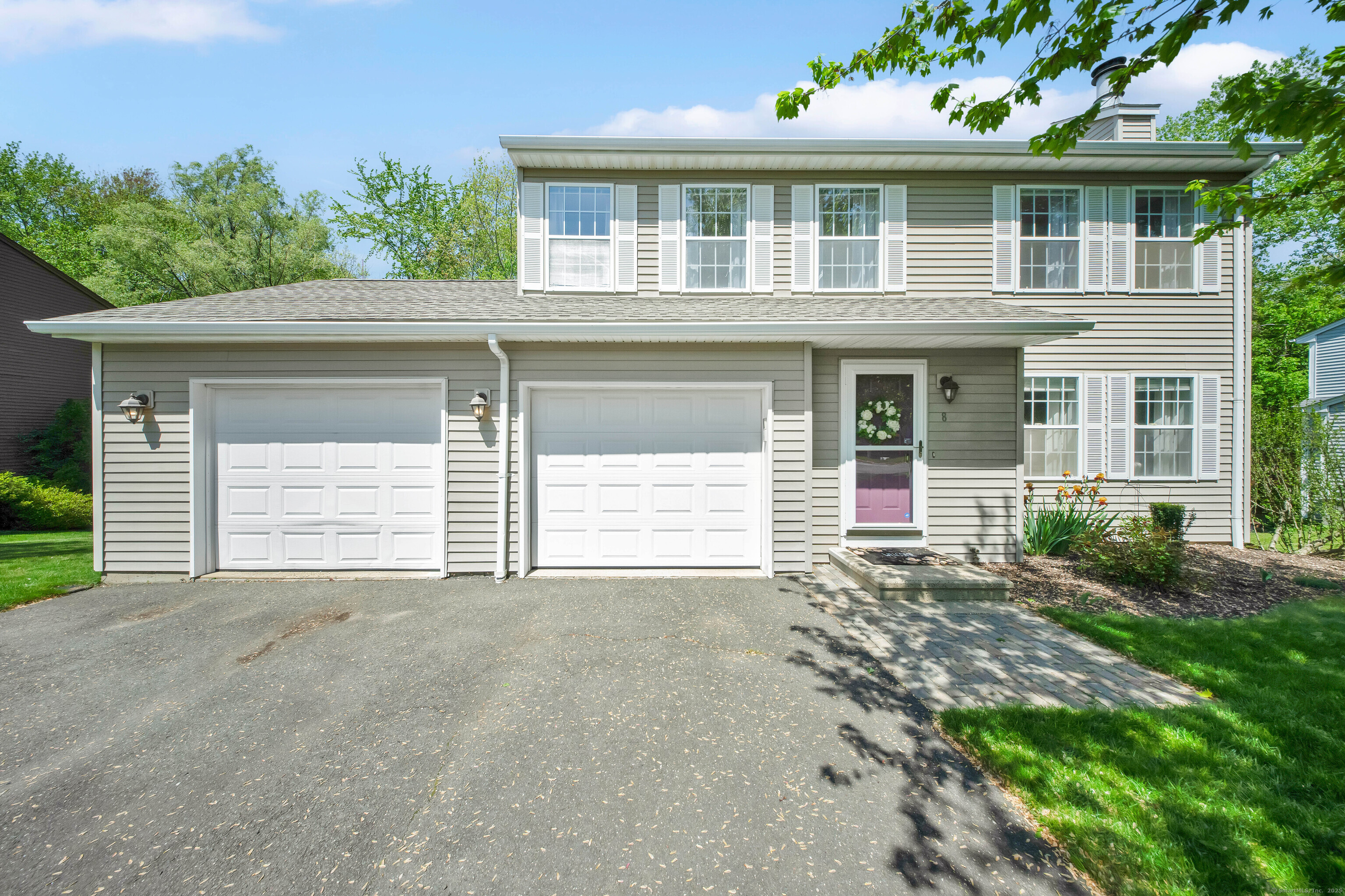 Douglas Way, Farmington, Connecticut - 3 Bedrooms  
2 Bathrooms  
6 Rooms - 