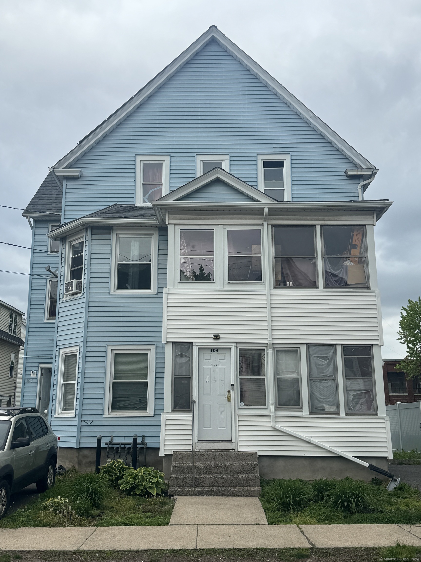 104 Dwight Street, New Britain, Connecticut - 6 Bedrooms  
3 Bathrooms  
15 Rooms - 