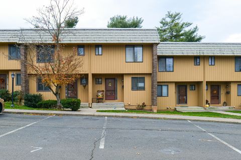 Condo For Sale - 7 Willow Court #7<br/> Cromwell, CT 06416