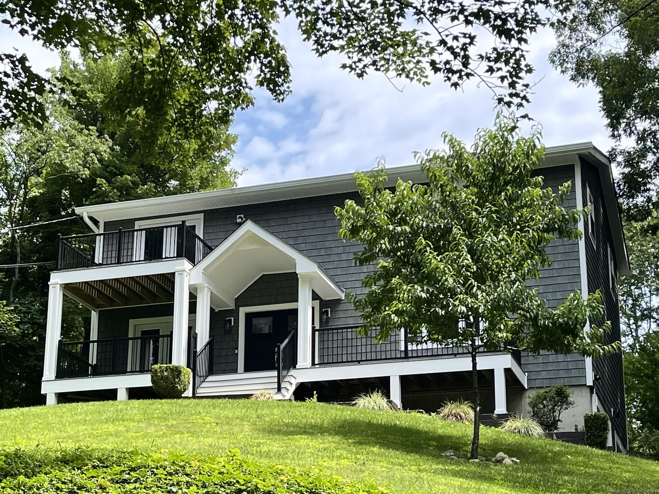 Indian Hill Road, New Fairfield, Connecticut - 3 Bedrooms  
3 Bathrooms  
7 Rooms - 