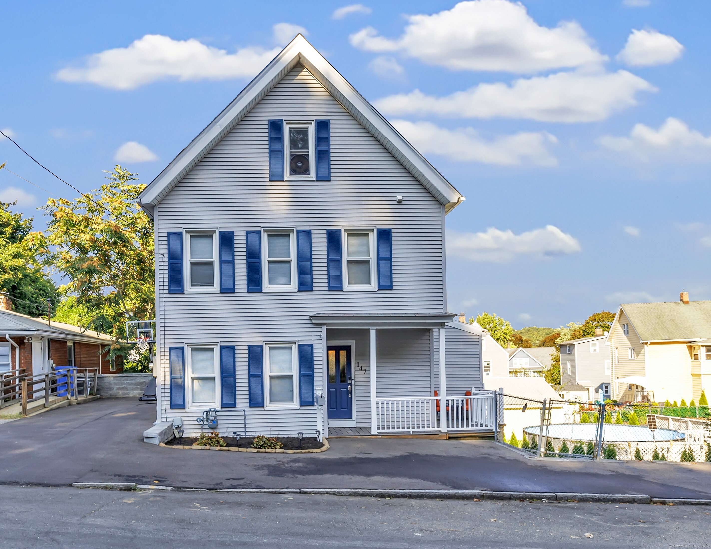 Hillside Avenue, Shelton, Connecticut - 3 Bedrooms  
2 Bathrooms  
7 Rooms - 