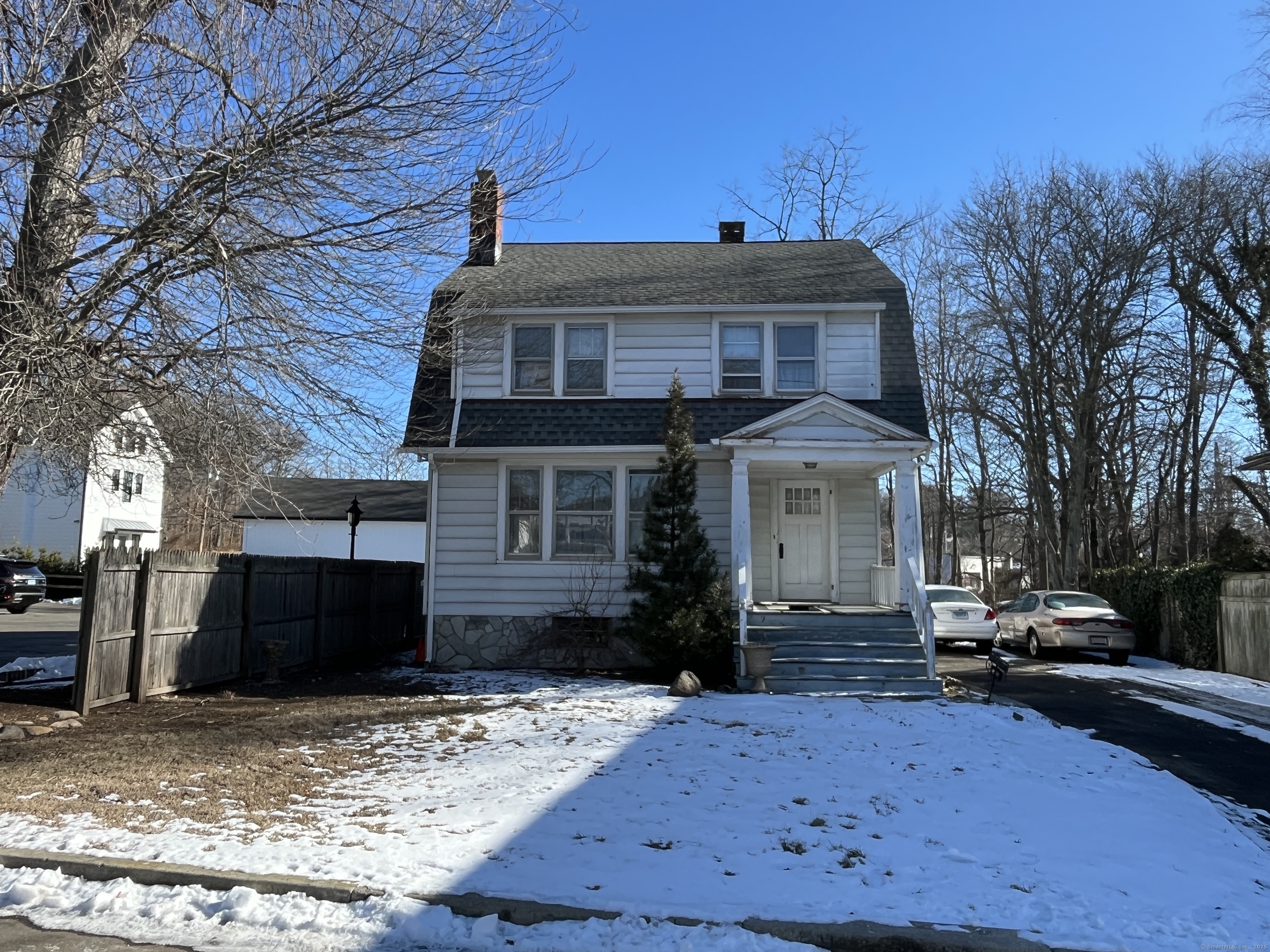 John Street, Fairfield, Connecticut - 3 Bedrooms  
2 Bathrooms  
7 Rooms - 