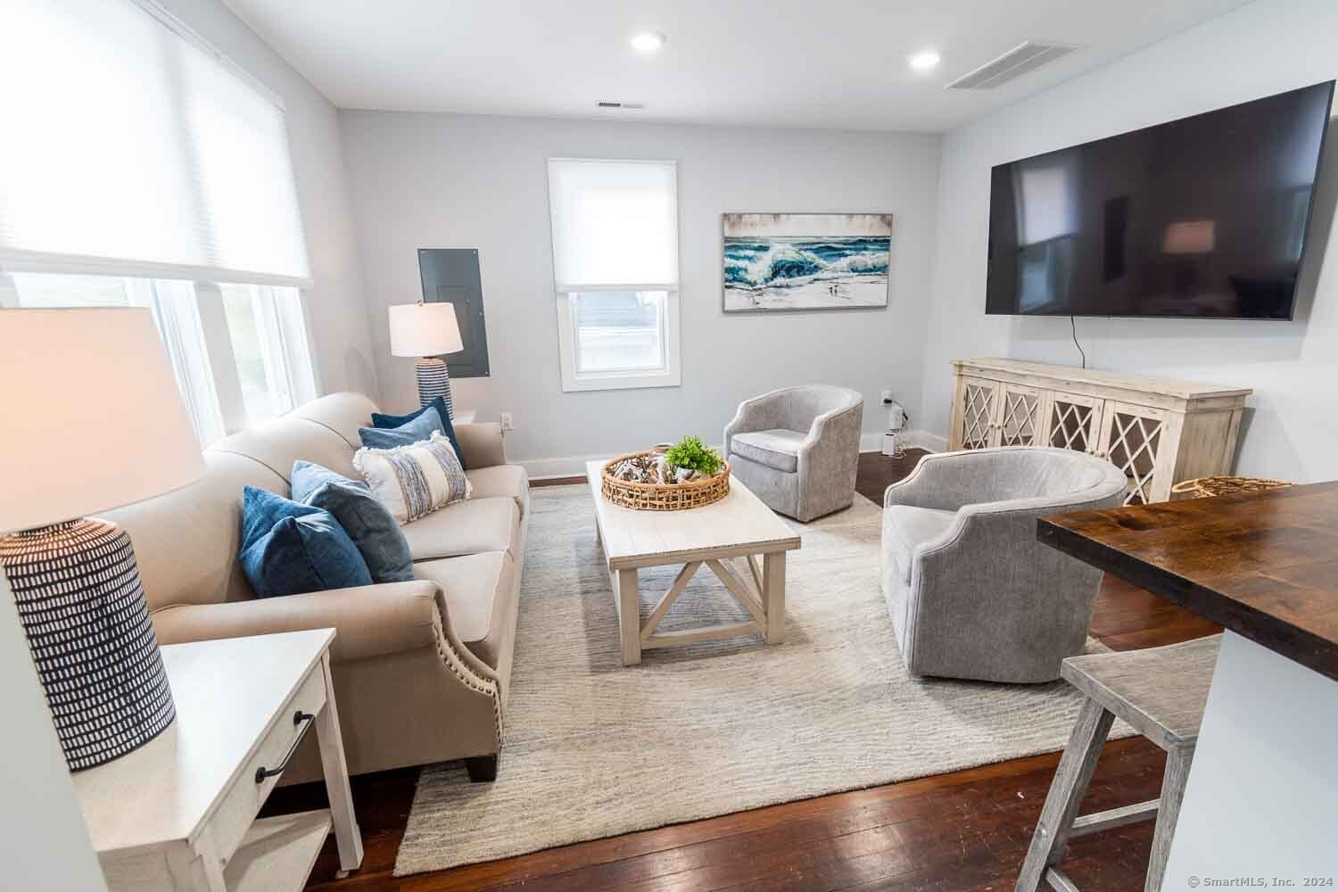 Reef Road, Fairfield, Connecticut - 4 Bedrooms  
2 Bathrooms  
8 Rooms - 