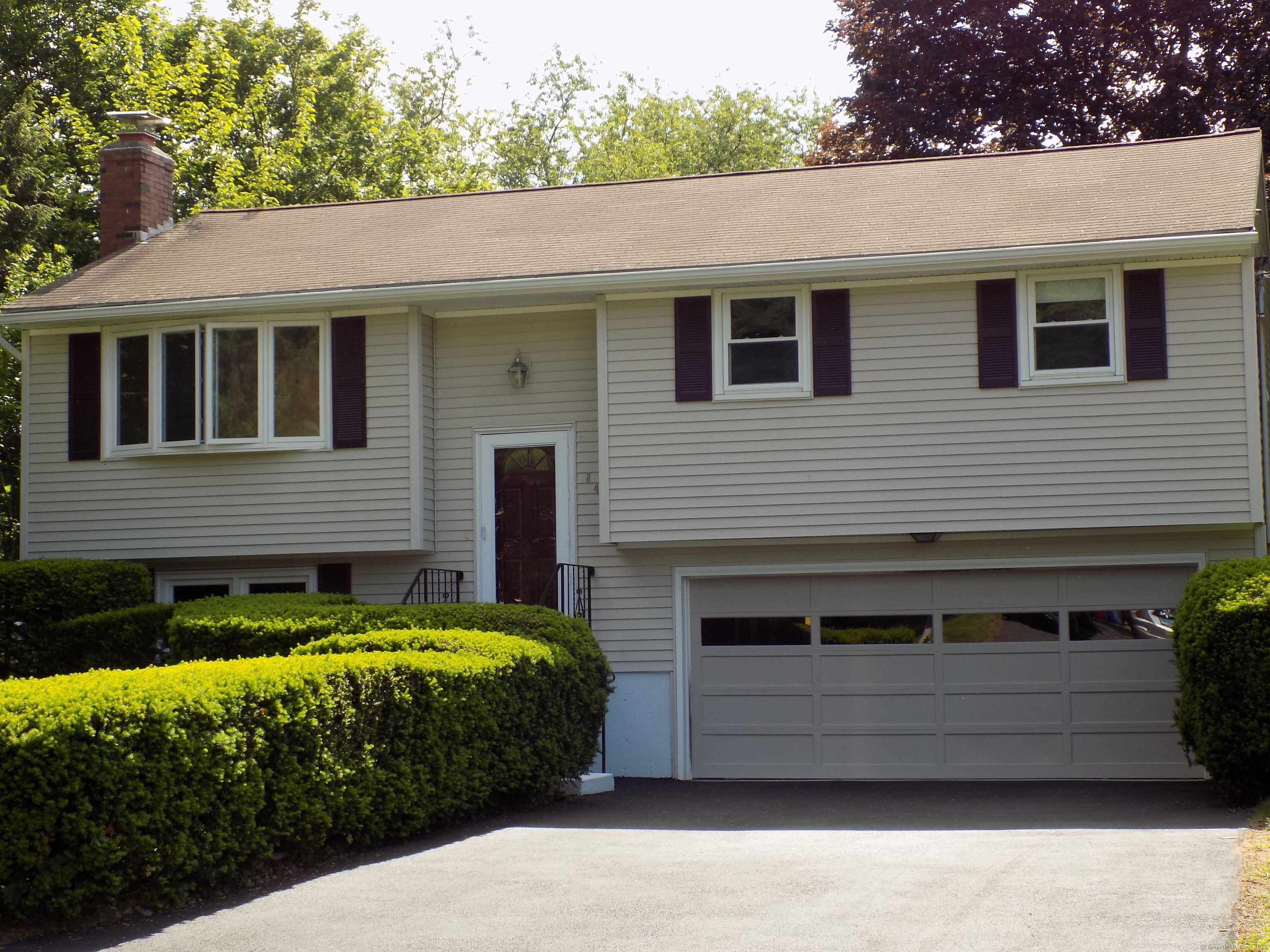 Goshen Court, Bristol, Connecticut - 3 Bedrooms  
2 Bathrooms  
6 Rooms - 