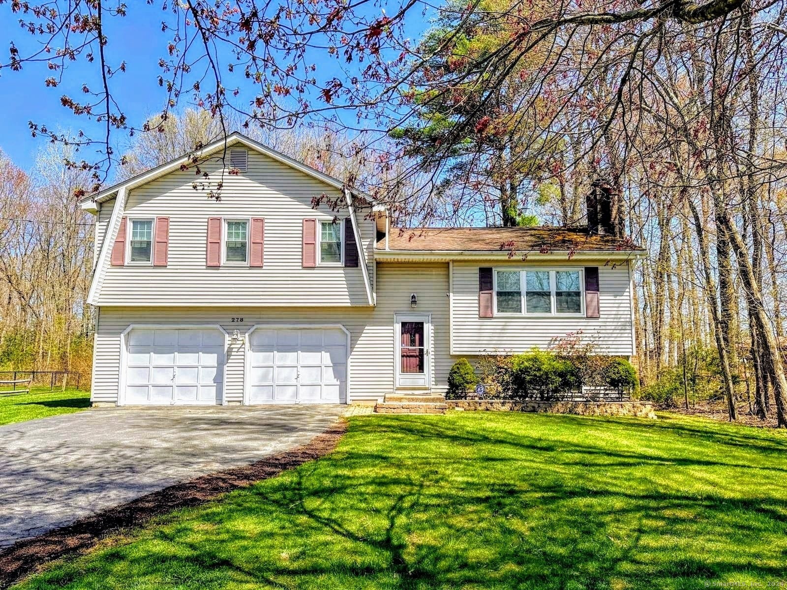 278 Tunxis Avenue, Bloomfield, Connecticut - 3 Bedrooms  
3 Bathrooms  
7 Rooms - 