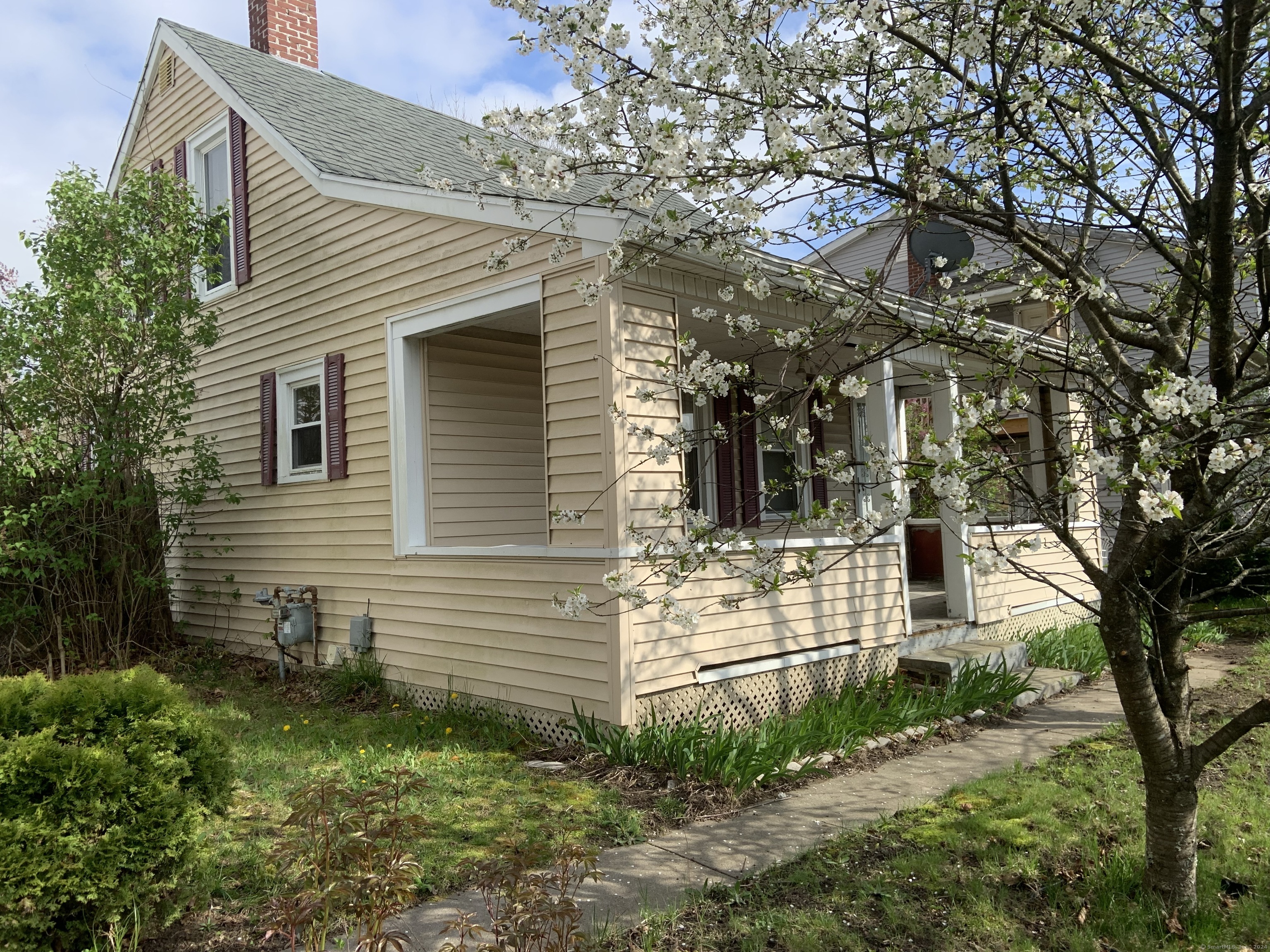 Property for Sale at 351 Kennedy Drive, Putnam, Connecticut - Bedrooms: 2 
Bathrooms: 1 
Rooms: 5  - $180,000