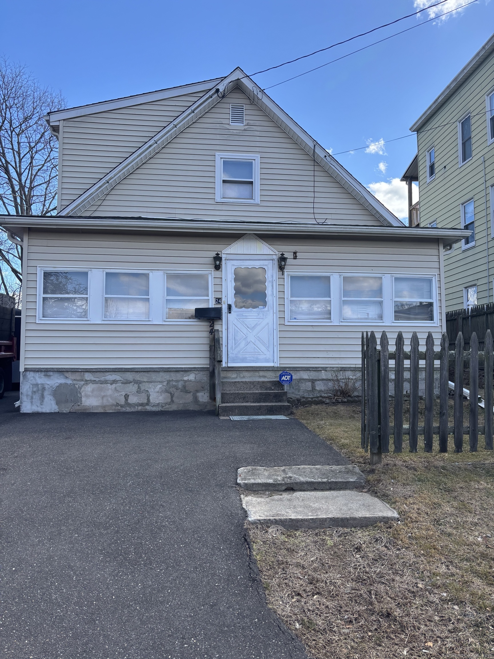 Carthage Street, Fairfield, Connecticut - 3 Bedrooms  
1 Bathrooms  
8 Rooms - 