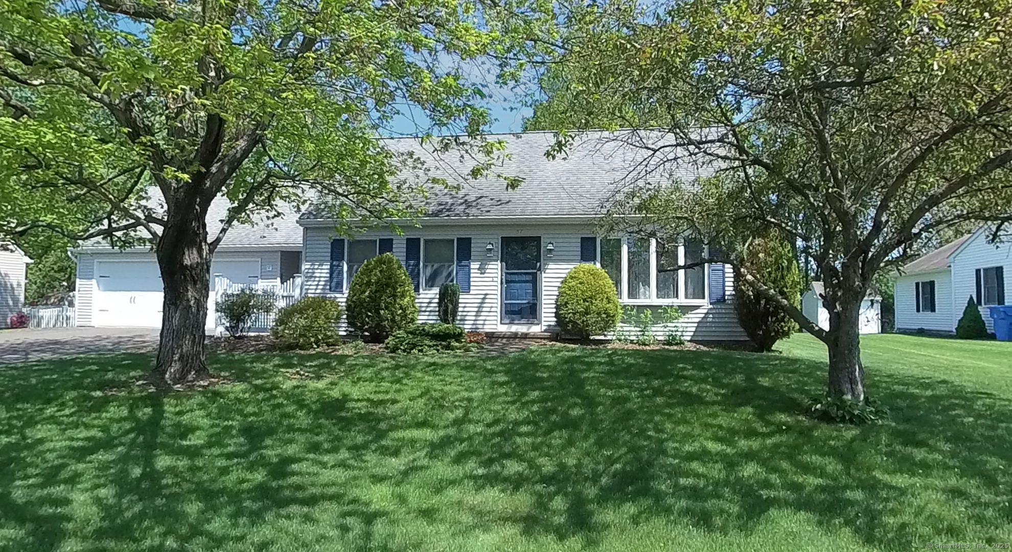 Edrow Road, Bristol, Connecticut - 3 Bedrooms  
3 Bathrooms  
8 Rooms - 