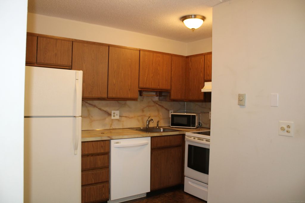 Photo of 371 Emmett Street #APT 6, Bristol, CT 06010 (MLS # 24132591)